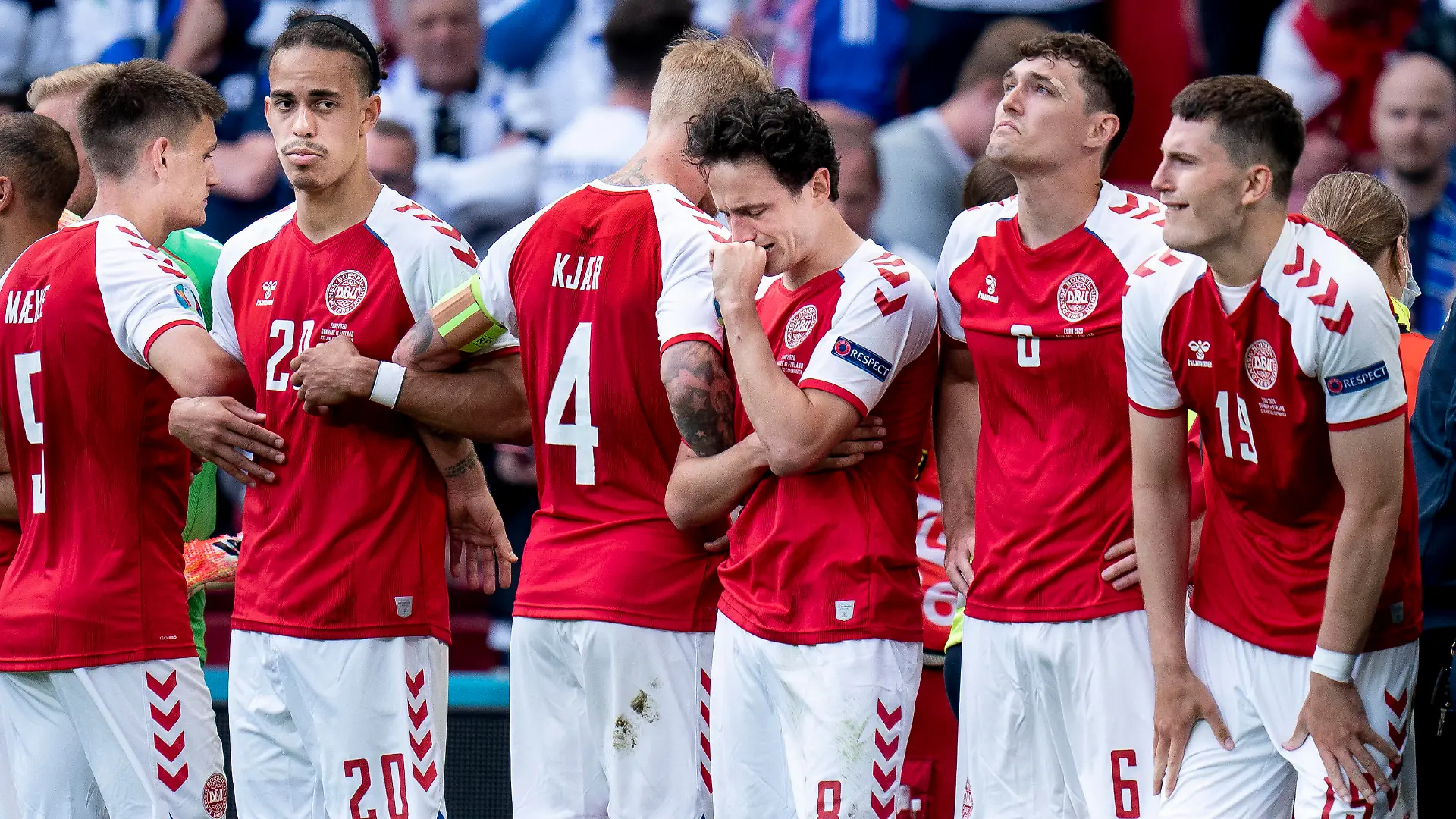 Yussuf Poulsen, Simon Kjaer, Thomas Delaney, Andreas Christensen og Jonas Wind mens Christian Eriksen faar behandling under EM landskampen mellem Danmark-Finland i Parken, Koebenhavn loerdag den 12. juni 2021. , Copenhagen Denmark *** Yussuf Poulsen, Simon Kjaer, Thomas Delaney, Andreas Christensen and Jonas Wind while Christian Eriksen receives treatment during the European Championship international match between Denmark Finland in the Park, Copenhagen Saturday 12 June 2021, Copenhagen Denmark PUBLICATIONxINxGERxSUIxAUTxONLY Copyright: Ritzau/Scanpix LiselottexSabroex COP101 spdk20210612-225515-L