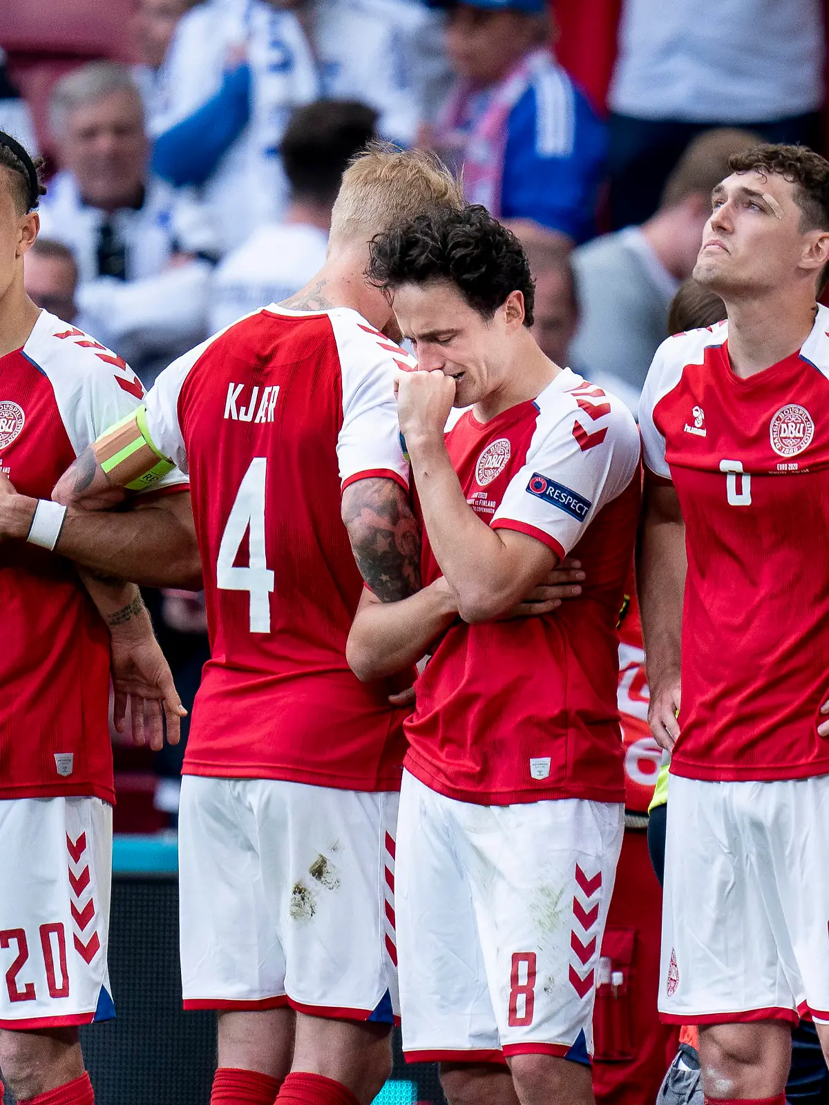 Yussuf Poulsen, Simon Kjaer, Thomas Delaney, Andreas Christensen og Jonas Wind mens Christian Eriksen faar behandling under EM landskampen mellem Danmark-Finland i Parken, Koebenhavn loerdag den 12. juni 2021. , Copenhagen Denmark *** Yussuf Poulsen, Simon Kjaer, Thomas Delaney, Andreas Christensen and Jonas Wind while Christian Eriksen receives treatment during the European Championship international match between Denmark Finland in the Park, Copenhagen Saturday 12 June 2021, Copenhagen Denmark PUBLICATIONxINxGERxSUIxAUTxONLY Copyright: Ritzau/Scanpix LiselottexSabroex COP101 spdk20210612-225515-L 