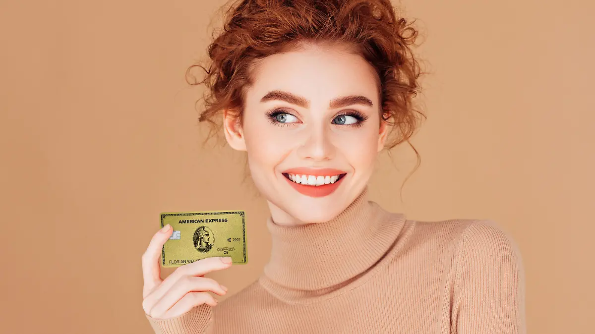 Frau freut sich über Amex Gold Card.