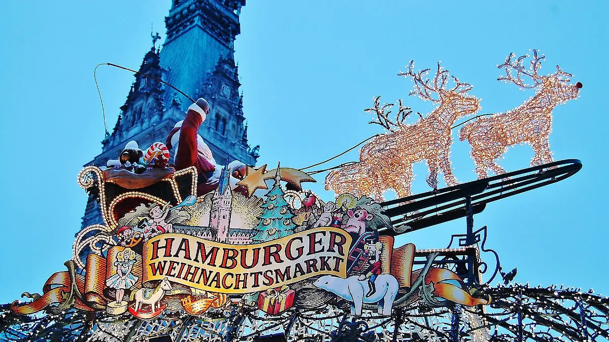 Fliegender Schlitten auf dem Roncalli-Weihnachtsmarkt vor dem Hamburger Rathaus.