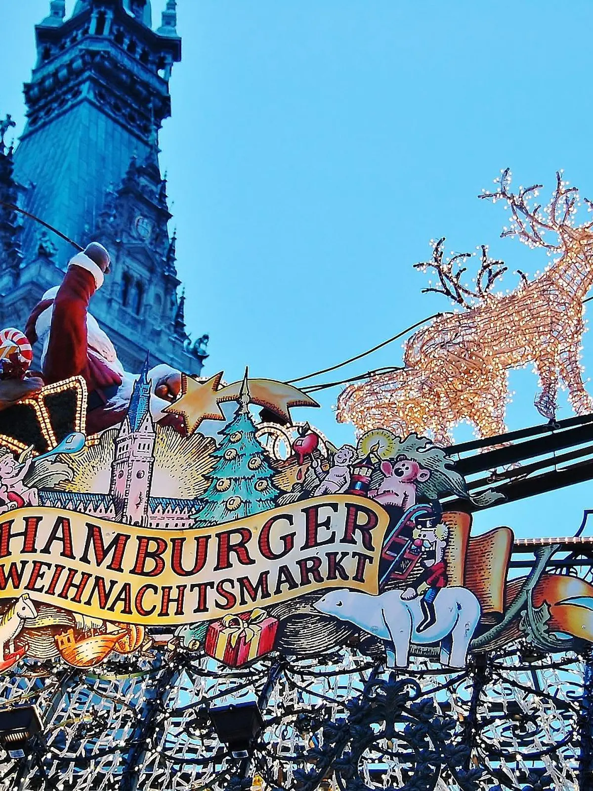 Fliegender Schlitten auf dem Roncalli-Weihnachtsmarkt vor dem Hamburger Rathaus.