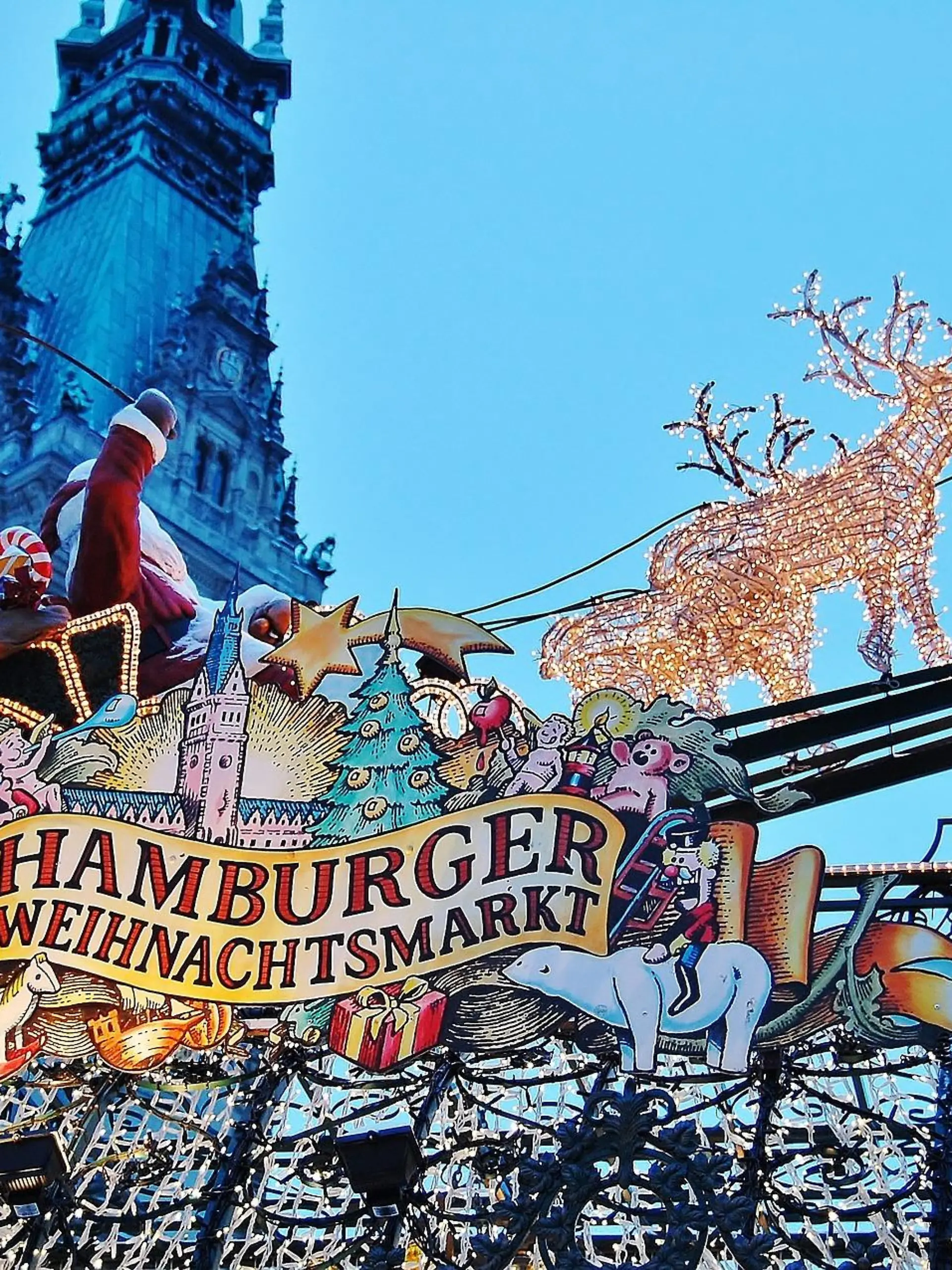 Fliegender Schlitten auf dem Roncalli-Weihnachtsmarkt vor dem Hamburger Rathaus.