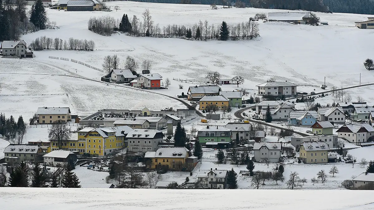 23.12.2021, Österreich, Mühlviertel: Blick auf eine Gemeinde im Mühlviertel. Auf der Suche nach seinen Eltern ist ein zweijähriges Kind in Österreich erfroren. Der Junge war nach dpa-Informationen in der Nacht von zu Hause aufgebrochen, als die 31 und 28 Jahre alten Eltern bei den Nachbarn zu Besuch waren. Am Donnerstagmorgen wurde das Kind im Bereich der Garage der Nachbarn leblos aufgefunden. Foto: Kerschbaummayr/Fotokerschi.At /dpa +++ dpa-Bildfunk +++