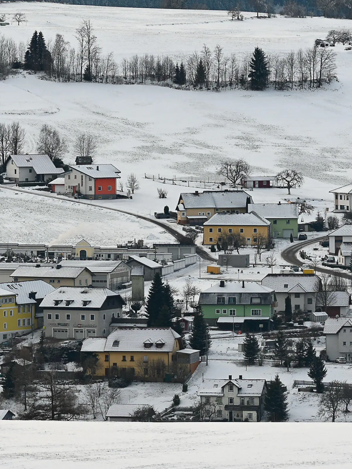 23.12.2021, Österreich, Mühlviertel: Blick auf eine Gemeinde im Mühlviertel. Auf der Suche nach seinen Eltern ist ein zweijähriges Kind in Österreich erfroren. Der Junge war nach dpa-Informationen in der Nacht von zu Hause aufgebrochen, als die 31 und 28 Jahre alten Eltern bei den Nachbarn zu Besuch waren. Am Donnerstagmorgen wurde das Kind im Bereich der Garage der Nachbarn leblos aufgefunden. Foto: Kerschbaummayr/Fotokerschi.At /dpa +++ dpa-Bildfunk +++