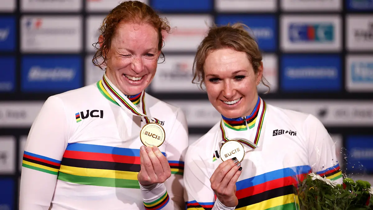 FILE PHOTO: Cycling - UCI Track Cycling World Championships - Stab Velodrome, Roubaix, France - October 23, 2021 Netherlands' Amy Pieters and Kirsten Wild celebrate with their gold medals on the podium after winning the Women's Madison final REUTERS/Christian Hartmann/File Photo
