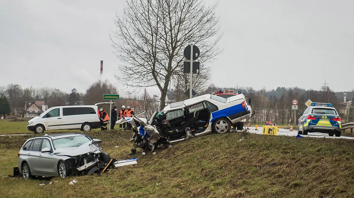 Ein Verkehrsunfall endete bei&nbsp;Mainburg (Lkr. Kelheim) ausgerechnet&nbsp;am Heiligabend (24.12.2021) tragisch. Eine 54-j√§hrige Autofahrerin verlor auf der B301 ihr Leben. Ein Fahranf√§nger, der in Richtung Puttenhausen unterwegs war, wollte zun√§chst ein vorausfahrendes Auto √ºberholen. Aus ungekl√§rter Ursache verlor der Mann w√§hrend des √úberholvorgangs die Kontrolle √ºber seinen Wagen und konnte nicht mehr rechtzeitig nach rechts einscheren.&nbsp;Darauf kollidierte er frontal mit dem Auto der 54-j√§hrigen Frau. Die Kollision war so heftig, dass die Frau den Unfall nicht √ºberlebte. Sie erlag noch an der Unfallstelle ihren schweren Verletzungen. Der 18-j√§hrige Unfallverursacher musste nach dem Unfall mit leichten Verletzungen in ein Krankenhaus eingeliefert werden. Ein Gutachter wurde auf Anordnung der Staatsanwaltschaft zur Unfallstelle hinzugezogen. Foto: NEWS5 / Pieknik Weitere Informationen... https://www.news5.de/news/news/read/22430
