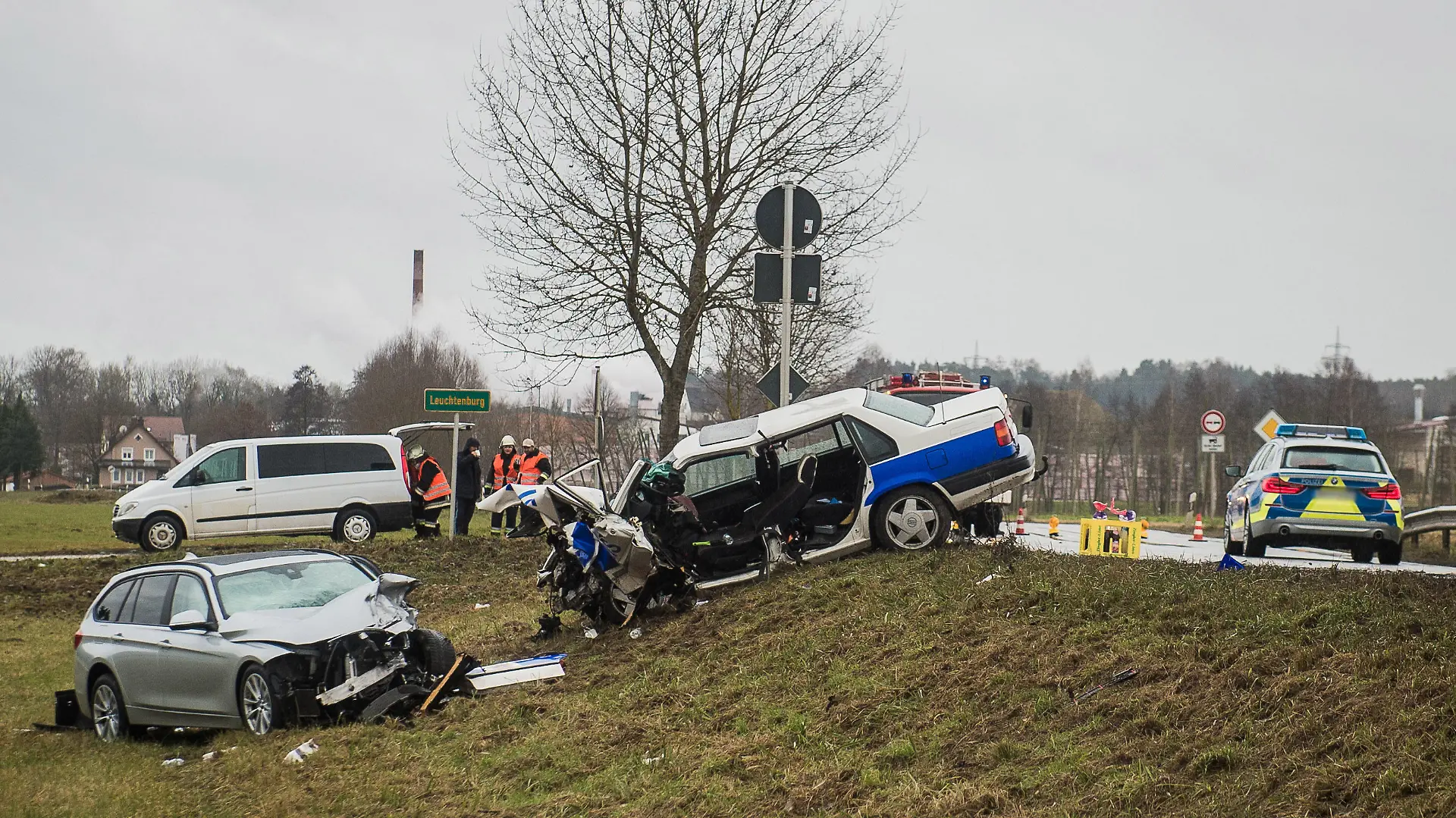 Ein Verkehrsunfall endete bei Mainburg (Lkr. Kelheim) ausgerechnet am Heiligabend (24.12.2021) tragisch. Eine 54-jährige Autofahrerin verlor auf der B301 ihr Leben. Ein Fahranfänger, der in Richtung Puttenhausen unterwegs war, wollte zunächst ein vorausfahrendes Auto überholen. Aus ungeklärter Ursache verlor der Mann während des Überholvorgangs die Kontrolle über seinen Wagen und konnte nicht mehr rechtzeitig nach rechts einscheren. Darauf kollidierte er frontal mit dem Auto der 54-jährigen Frau. Die Kollision war so heftig, dass die Frau den Unfall nicht überlebte. Sie erlag noch an der Unfallstelle ihren schweren Verletzungen. Der 18-jährige Unfallverursacher musste nach dem Unfall mit leichten Verletzungen in ein Krankenhaus eingeliefert werden. Ein Gutachter wurde auf Anordnung der Staatsanwaltschaft zur Unfallstelle hinzugezogen. Foto: NEWS5 / Pieknik Weitere Informationen... https://www.news5.de/news/news/read/22430