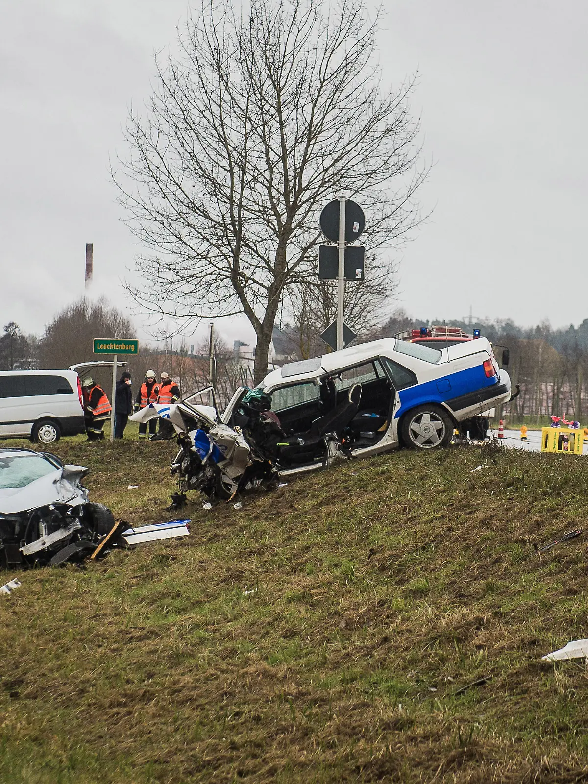 Ein Verkehrsunfall endete bei&nbsp;Mainburg (Lkr. Kelheim) ausgerechnet&nbsp;am Heiligabend (24.12.2021) tragisch. Eine 54-j√§hrige Autofahrerin verlor auf der B301 ihr Leben. Ein Fahranf√§nger, der in Richtung Puttenhausen unterwegs war, wollte zun√§chst ein vorausfahrendes Auto √ºberholen. Aus ungekl√§rter Ursache verlor der Mann w√§hrend des √úberholvorgangs die Kontrolle √ºber seinen Wagen und konnte nicht mehr rechtzeitig nach rechts einscheren.&nbsp;Darauf kollidierte er frontal mit dem Auto der 54-j√§hrigen Frau. Die Kollision war so heftig, dass die Frau den Unfall nicht √ºberlebte. Sie erlag noch an der Unfallstelle ihren schweren Verletzungen. Der 18-j√§hrige Unfallverursacher musste nach dem Unfall mit leichten Verletzungen in ein Krankenhaus eingeliefert werden. Ein Gutachter wurde auf Anordnung der Staatsanwaltschaft zur Unfallstelle hinzugezogen. Foto: NEWS5 / Pieknik Weitere Informationen... https://www.news5.de/news/news/read/22430