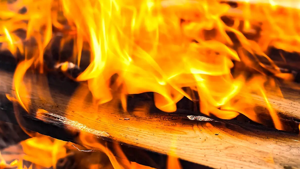 Ein Flammeninferno zerstört das Wohnhaus der Familie. (Symbolbild)