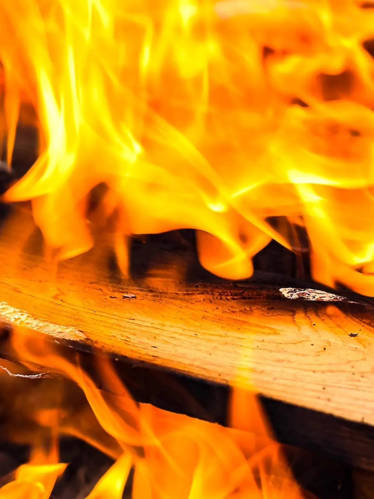 Ein Flammeninferno zerstört das Wohnhaus der Familie. (Symbolbild)
