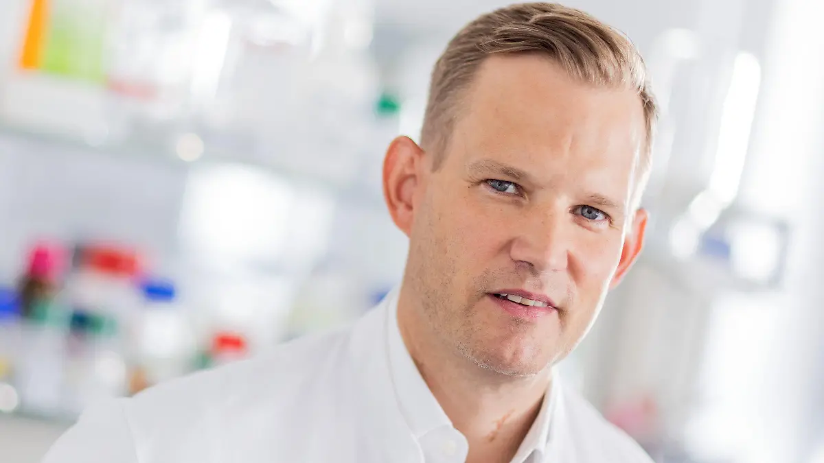 ARCHIV - 04.10.2021, Nordrhein-Westfalen, Bonn: Hendrik Streeck, Direktor des Instituts für Virologie an der Uniklinik Bonn, steht in einem Labor. Im Interview mit der Deutschen Presse-Agentur spricht er über den weiteren Verlauf der Corona-Pandemie, die allgemeine Impfpflicht und die Omikron-Variante. Foto: Rolf Vennenbernd/dpa +++ dpa-Bildfunk +++