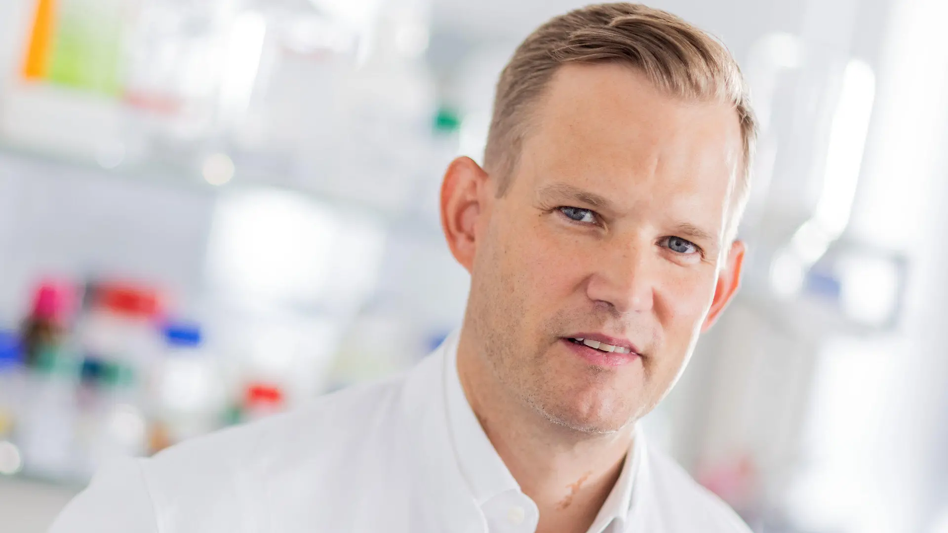 ARCHIV - 04.10.2021, Nordrhein-Westfalen, Bonn: Hendrik Streeck, Direktor des Instituts für Virologie an der Uniklinik Bonn, steht in einem Labor. Im Interview mit der Deutschen Presse-Agentur spricht er über den weiteren Verlauf der Corona-Pandemie, die allgemeine Impfpflicht und die Omikron-Variante. Foto: Rolf Vennenbernd/dpa +++ dpa-Bildfunk +++