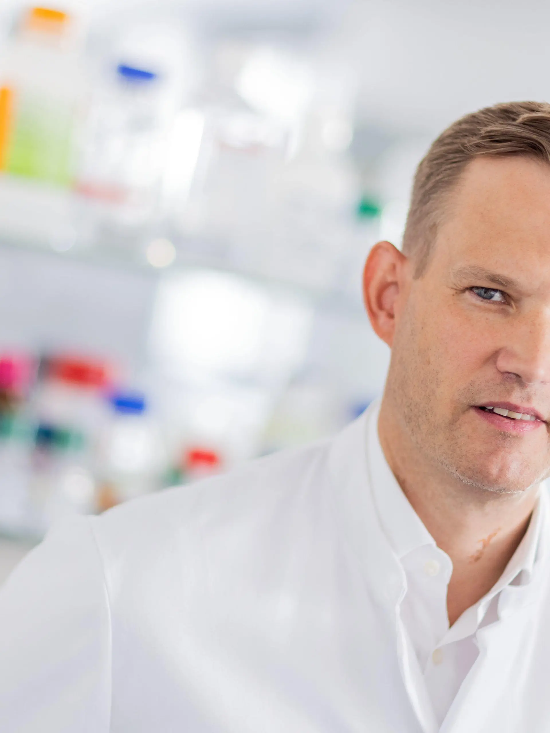 ARCHIV - 04.10.2021, Nordrhein-Westfalen, Bonn: Hendrik Streeck, Direktor des Instituts für Virologie an der Uniklinik Bonn, steht in einem Labor. Im Interview mit der Deutschen Presse-Agentur spricht er über den weiteren Verlauf der Corona-Pandemie, die allgemeine Impfpflicht und die Omikron-Variante. Foto: Rolf Vennenbernd/dpa +++ dpa-Bildfunk +++