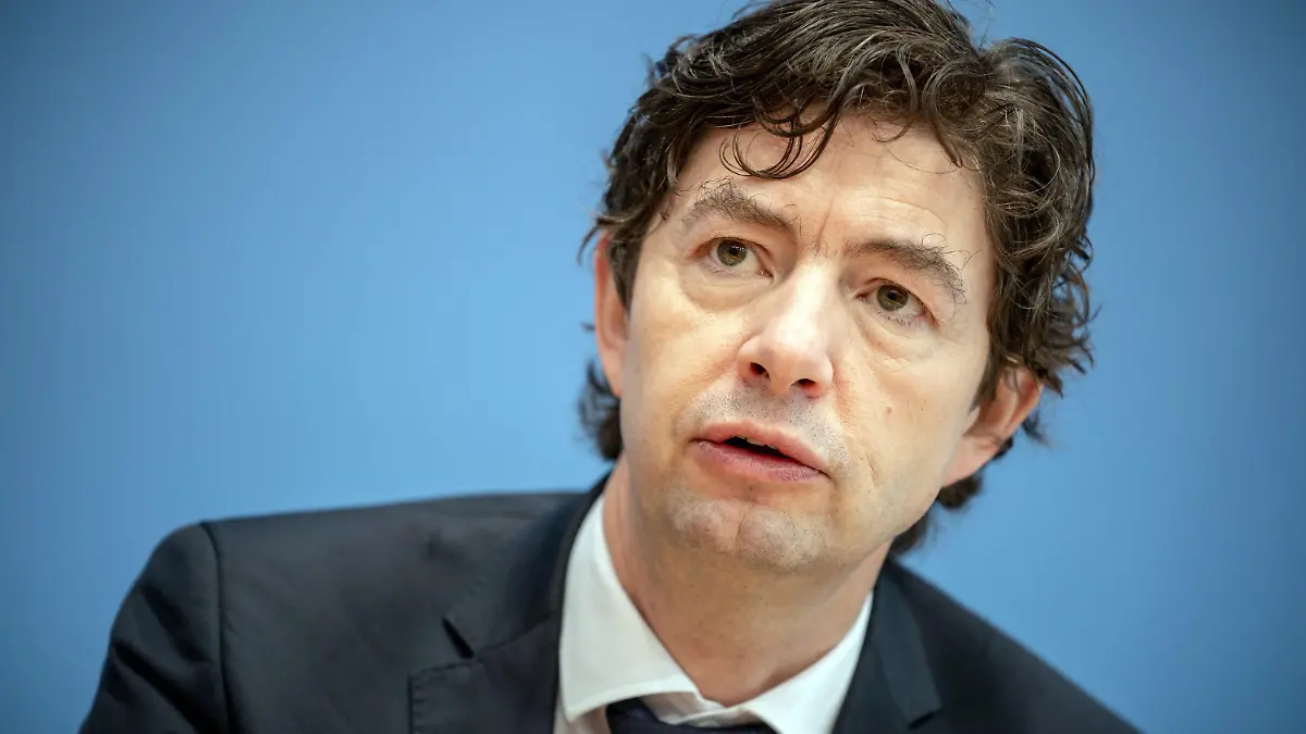 ARCHIV - 22.01.2021, Berlin: Christian Drosten, Direktor Institut für Virologie der Charité Berlin, nimmt an einer Pressekonferenz zur aktuellen Lage um die Corona Pandemie teil. (zu dpa "Drosten dämpft Hoffnungen auf Ende der Pandemie im Frühjahr") Foto: Michael Kappeler/dpa +++ dpa-Bildfunk +++