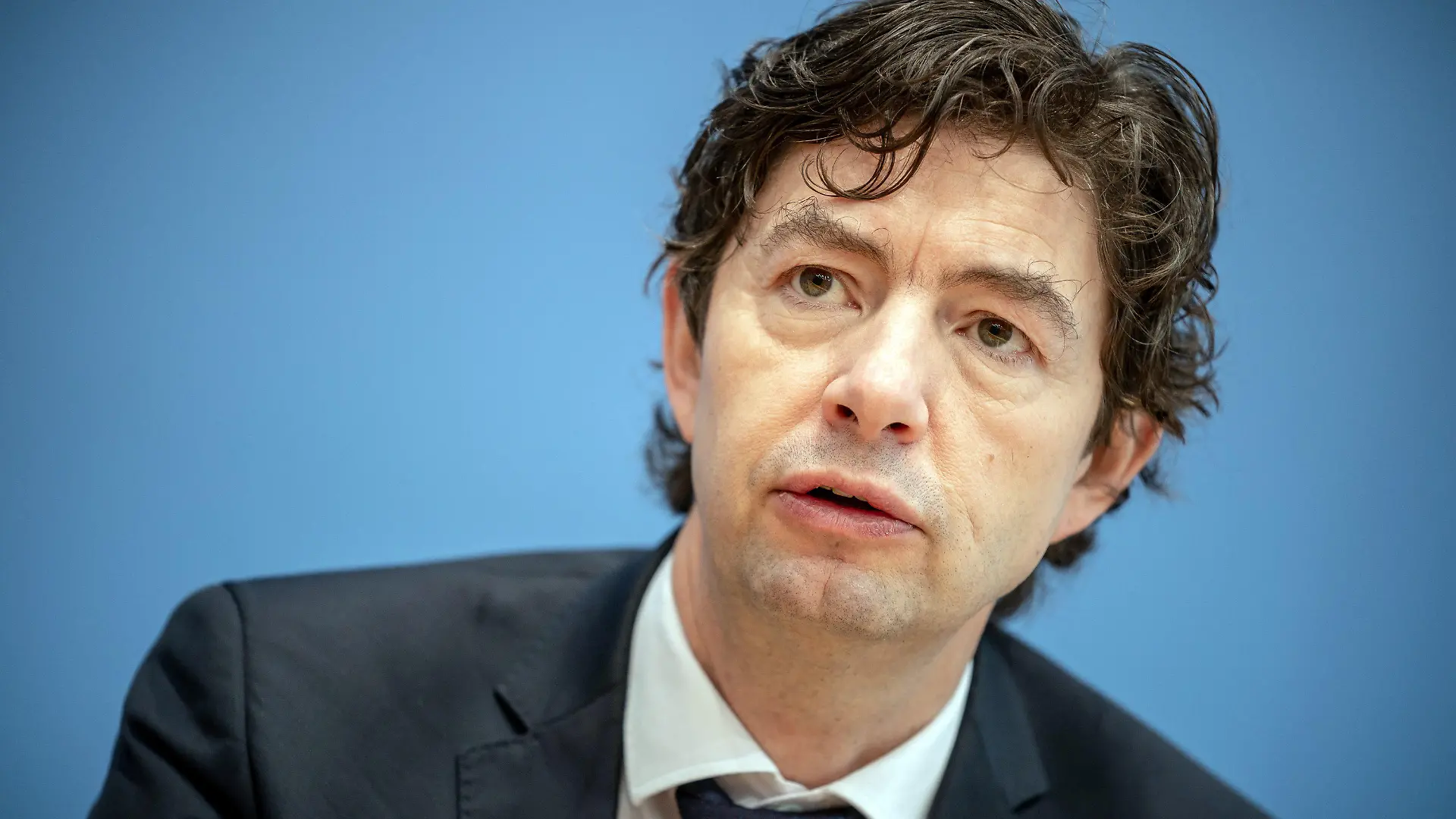 ARCHIV - 22.01.2021, Berlin: Christian Drosten, Direktor Institut für Virologie der Charité Berlin, nimmt an einer Pressekonferenz zur aktuellen Lage um die Corona Pandemie teil. (zu dpa "Drosten dämpft Hoffnungen auf Ende der Pandemie im Frühjahr") Foto: Michael Kappeler/dpa +++ dpa-Bildfunk +++