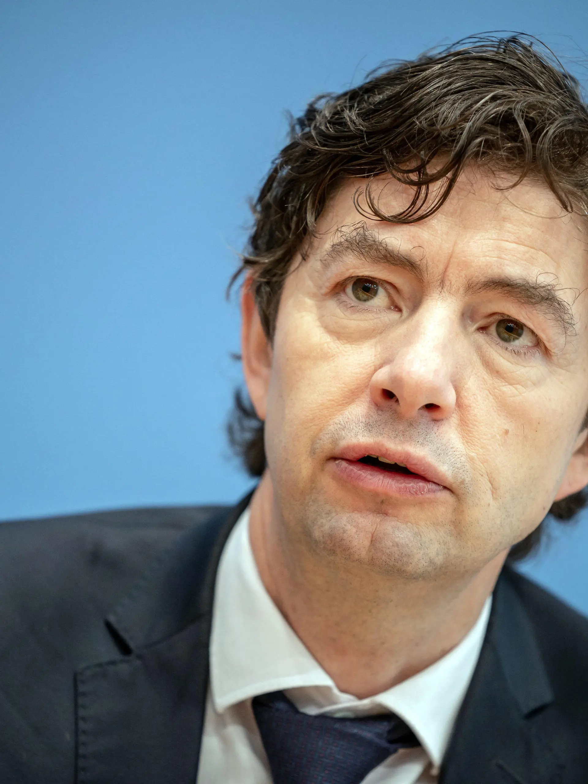 ARCHIV - 22.01.2021, Berlin: Christian Drosten, Direktor Institut für Virologie der Charité Berlin, nimmt an einer Pressekonferenz zur aktuellen Lage um die Corona Pandemie teil. (zu dpa "Drosten dämpft Hoffnungen auf Ende der Pandemie im Frühjahr") Foto: Michael Kappeler/dpa +++ dpa-Bildfunk +++