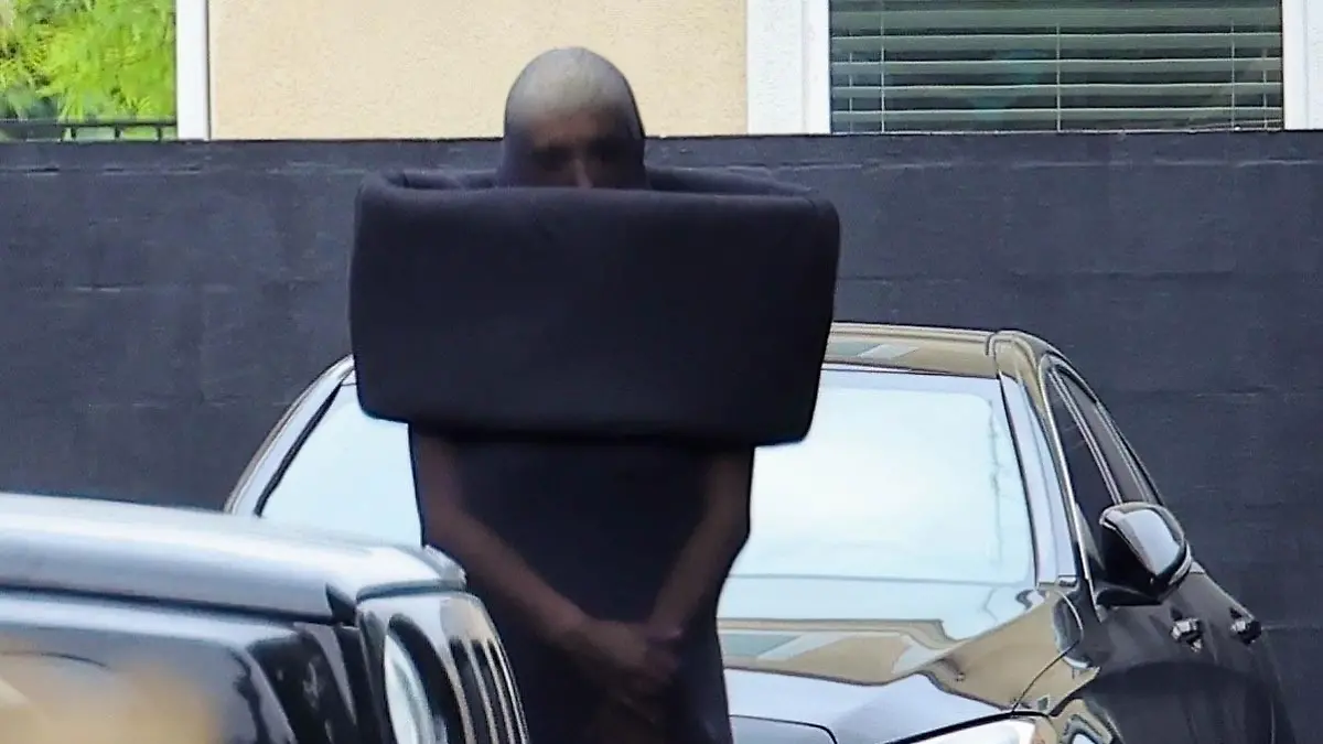 SONDERKONDITIONEN: MINDESTHONORAR: Los Angeles, CA - *EXCLUSIVE* - Kanye 'Ye' West adjusts his wife Bianca Censori's unique netted ensemble before enjoying Sunday Services in Los Angeles.
Pictured: Kanye West, Bianca Censori
BACKGRID USA 4 JUNE 2023 
BYLINE MUST READ: BACKGRID


