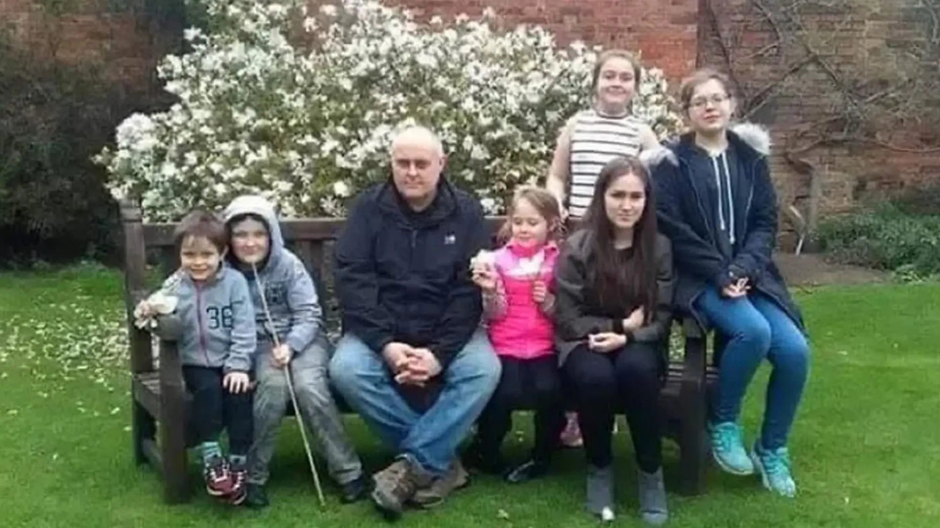 England: Martin Mulcahy mit sechs seiner sieben Kindern.