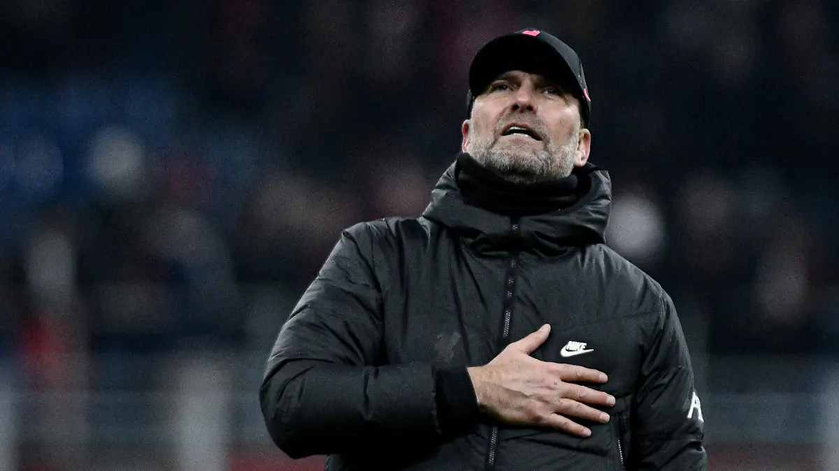 MILAN, ITALY - DECEMBER 7: Juergen Klopp, Head coach of Liverpool FC greets fans during the UEFA Champions League match AC Milan between Liverpool FC at San Siro stadium in Milan, Italy on December 07, 2021. Piero Cruciatti / Anadolu Agency