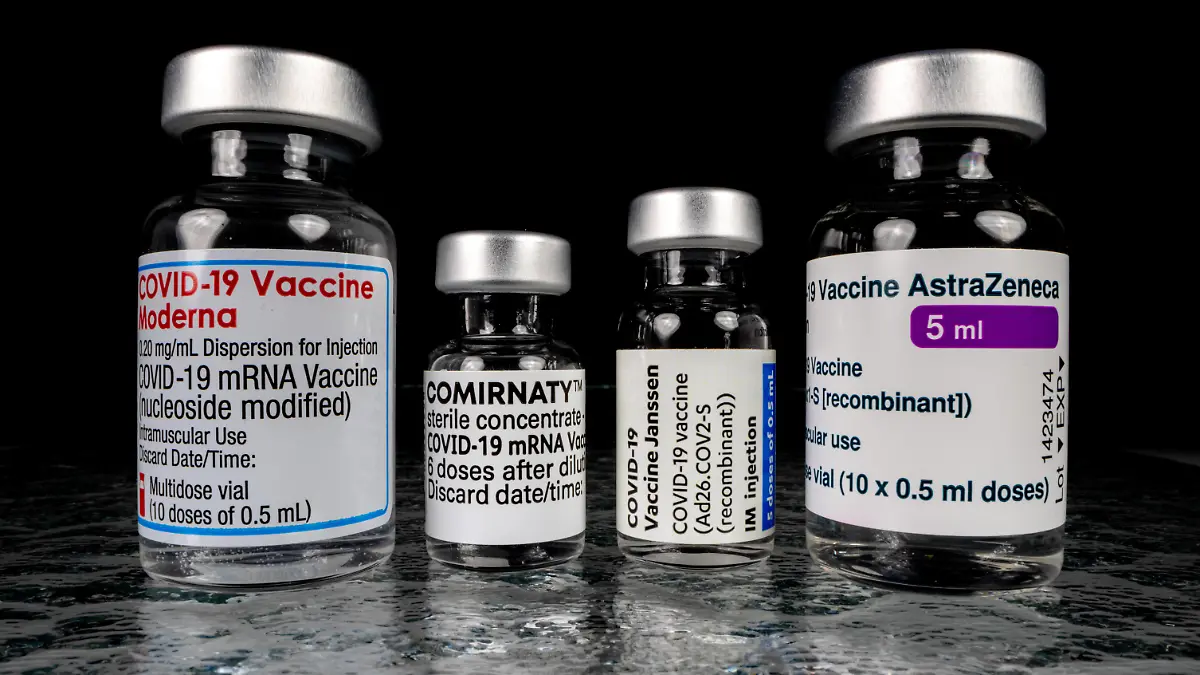 Originale Impfstoff-Phiolen. Moderna, Comirnaty, VaccineJanssen und AstraZeneca. *** Original vaccine Vials Moderna, Comirnaty, VaccineJanssen and AstraZeneca Copyright: xBEAUTIFULxSPORTS/KJPetersx
