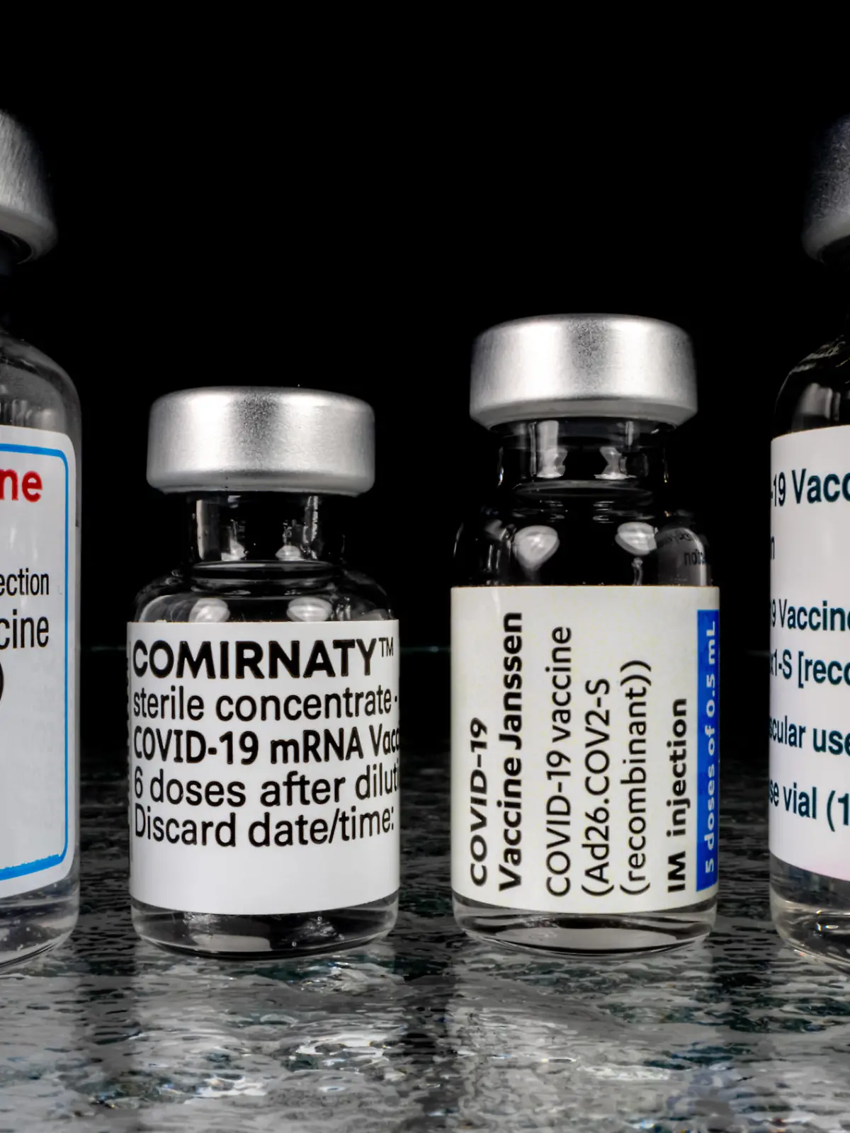 Originale Impfstoff-Phiolen. Moderna, Comirnaty, VaccineJanssen und AstraZeneca. *** Original vaccine Vials Moderna, Comirnaty, VaccineJanssen and AstraZeneca Copyright: xBEAUTIFULxSPORTS/KJPetersx