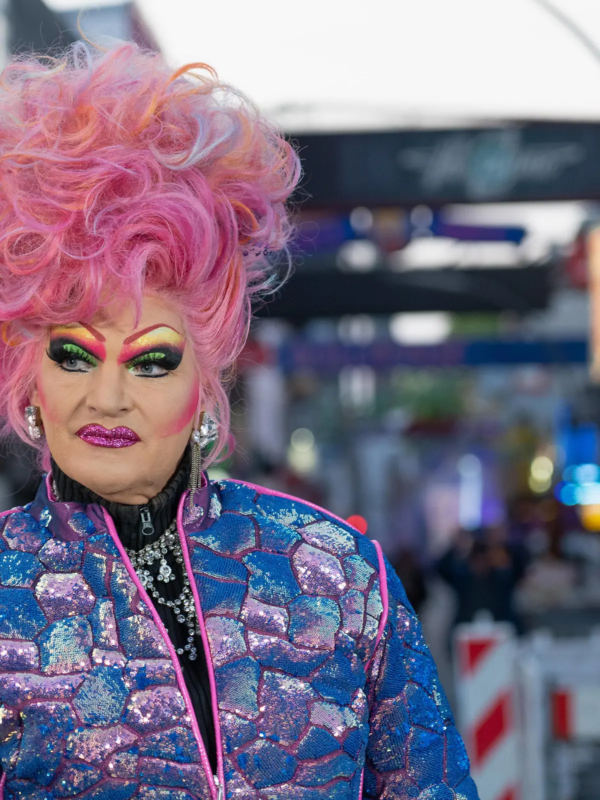  Hamburg St. Pauli - Kiez-Gastronomen fahren Große Freiheit wieder hoch - Aktion von rund 200 Bars, Kneipen, Clubs und Discos zu den Auswirkungen der Corona-Krise auf die Hamburger Gastronomie und Clubszenen - Organisiert durch Olivia Jones - Portrait PorträtHamburg St. Pauli - Kiez-Gastronomen fahren Große Freiheit wieder hoch - Aktion von rund 200 Bars, Kneipen, Clubs und Discos zu den Auswirkungen der Corona-Krise auf die Hamburger Gastronomie und Clubszenen -, Hamburg Hamburg Deutschland Beatles-Platz *** Hamburg St Pauli Kiez Gastronomers drive Great Freedom up again Action by around 200 bars, pubs, clubs and discos on the effects of the corona crisis on Hamburgs gastronomy and club scenes Organised by Olivia Jones Portrait Portrait Hamburg St Pauli Kiez Gastronomers drive Great Freedom up again Action by around 200 bars, pubs, cl