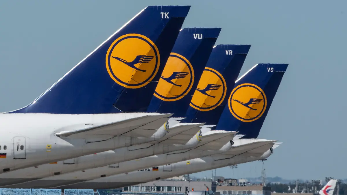 ARCHIV - 06.05.2020, Hessen, Frankfurt/Main: Passagiermaschinen der Lufthansa stehen auf dem Rollfeld des Flughafens Frankfurt. Die Lufthansa hat sich gegen verschiedene Vorhaben der neuen Bundesregierung zum Verbraucherschutz beim Fliegen gewandt. (zu dpa «Lufthansa gegen Verbraucherschutzpläne der Ampel beim Fliegen») Foto: Boris Roessler/dpa +++ dpa-Bildfunk +++