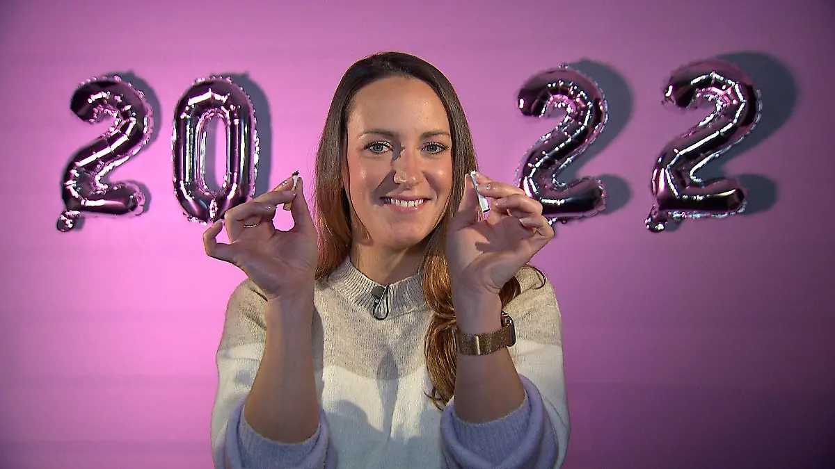 Caroline Gall zerbricht Zigarette