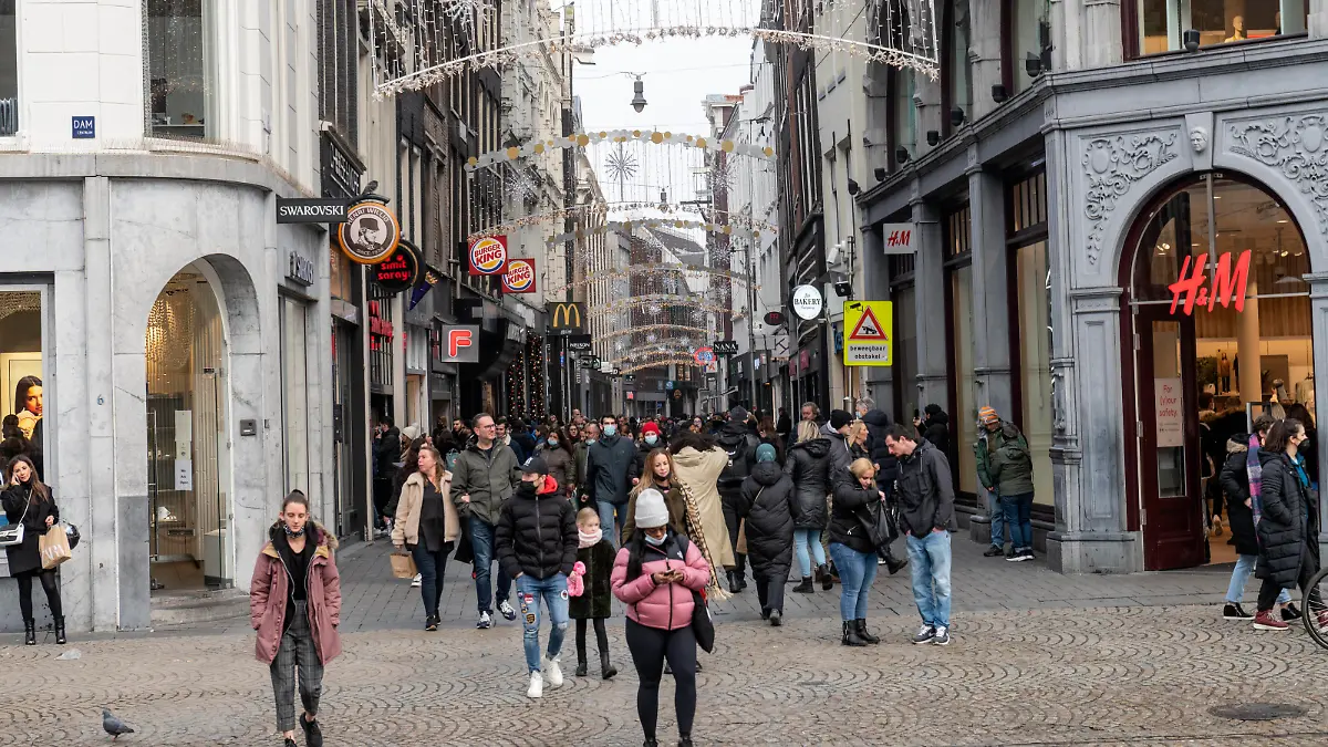  Amsterdam Niederlande 18. Dezember 2021 Shopper im Zentrum von Amsterdam. Mit einer neuen Corona-Pandemie-Infektionswelle und der Extra-Pflege der omikron-Variante ist mit zusätzlichen Lockdown-Maßnahmen zu rechnen. Gegen sieben Uhr ist eine extra Pressekonferenz geplant, um die neuen Covid19-Maßnahmen zu skizzieren. Es wird erwartet, dass eine besonders strenge Sperrung angekündigt wird, einschließlich der Schließung aller nicht wesentlichen Geschäfte. Amsterdam Nederland 18 december 2021 Winkelende publiek in het centrum van Amsterdam. Met een nieuwe golf van corona pandemie besmettingen en de extra zorg van de omikron variant worden extra lockdown maatregelen verwacht. Om een uur of zeven is een extra persconferentie ingelast