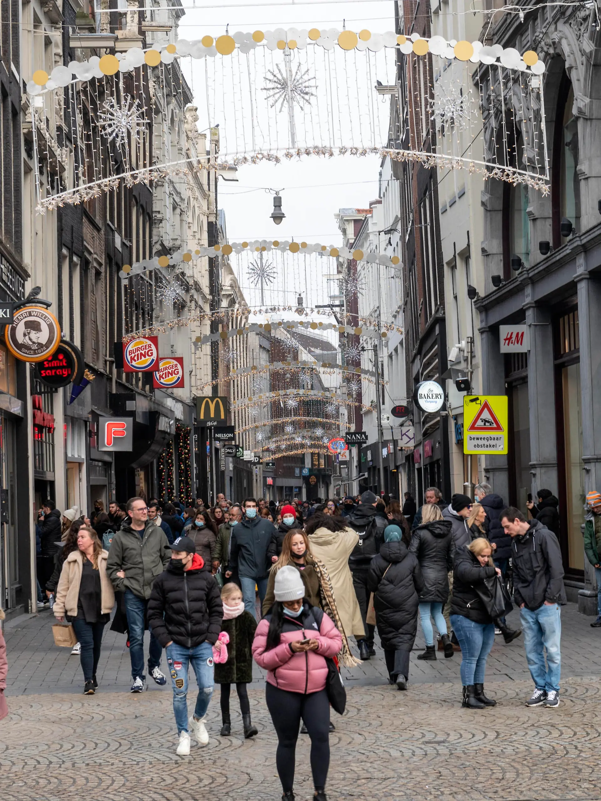 Amsterdam Niederlande 18. Dezember 2021 Shopper im Zentrum von Amsterdam. Mit einer neuen Corona-Pandemie-Infektionswelle und der Extra-Pflege der omikron-Variante ist mit zusätzlichen Lockdown-Maßnahmen zu rechnen. Gegen sieben Uhr ist eine extra Pressekonferenz geplant, um die neuen Covid19-Maßnahmen zu skizzieren. Es wird erwartet, dass eine besonders strenge Sperrung angekündigt wird, einschließlich der Schließung aller nicht wesentlichen Geschäfte. Amsterdam Nederland 18 december 2021 Winkelende publiek in het centrum van Amsterdam. Met een nieuwe golf van corona pandemie besmettingen en de extra zorg van de omikron variant worden extra lockdown maatregelen verwacht. Om een uur of zeven is een extra persconferentie ingelast