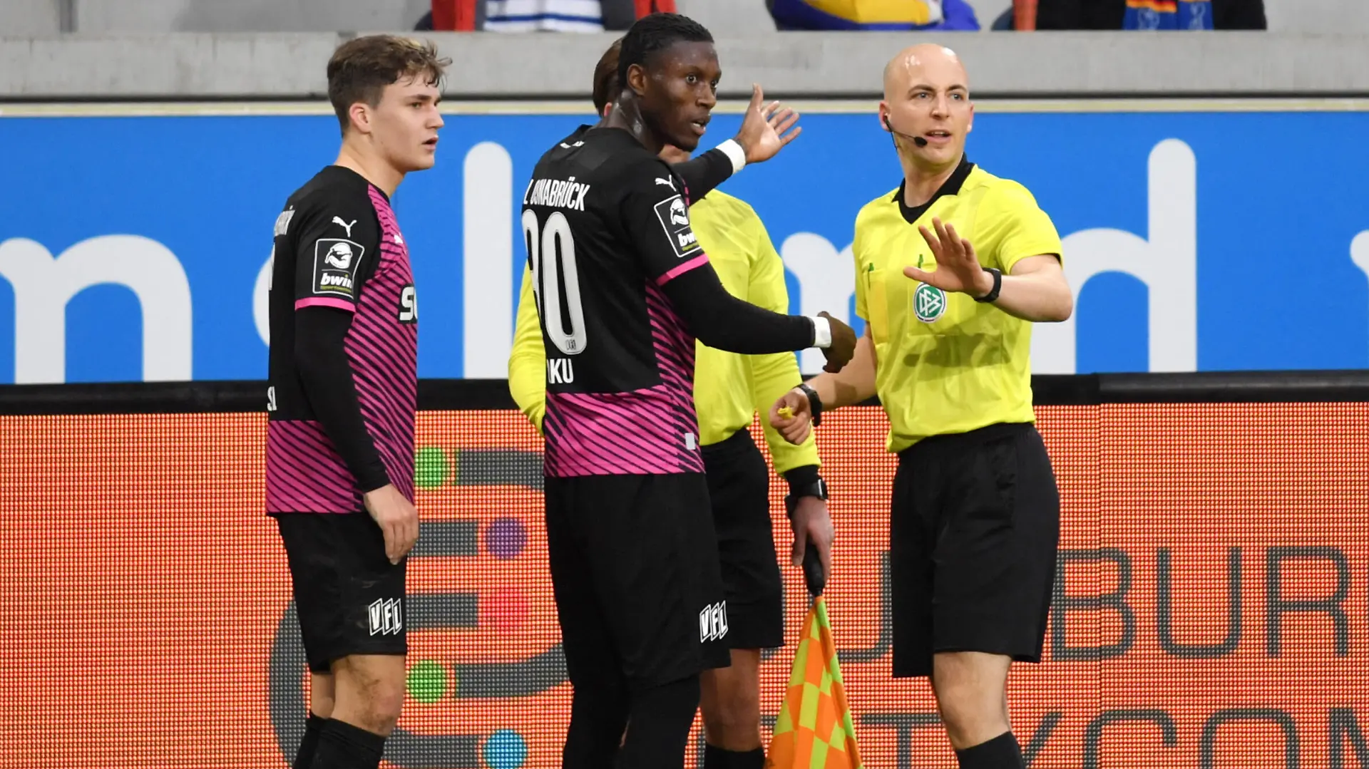 Spielabbruch in Duisburg wegen eines Rssistischem Vorfalls - Aaron Opoku, mitte, wird rassistisch beleidigt, rechts Schiedsrichter Nicolas Winter 19.12.2021, Fussball GER, Saison 2021 2022, 3. Liga, 20. Spieltag, MSV Duisburg - VfL Osnabrück, Foto: Maik Hölter/TEAM2sportphoto ***DFB regulations prohibit any use of photographs as image sequences and/or quasi-video.*** Duisburg Nordrhein Westfalen Deutschland *** Match abandoned in Duisburg because of a racist incident Aaron Opoku, center, is racially insulted, right referee Nicolas Winter 19 12 2021, Football GER, Season 2021 2022, 3 Liga, 20 Spieltag, MSV Duisburg VfL Osnabrück, Photo Maik Hölter TEAM2sportphoto DFB regulations prohibit any use of photographs as image sequences and or quasi video Duisburg Nordrhein Westfalen Germany Team2