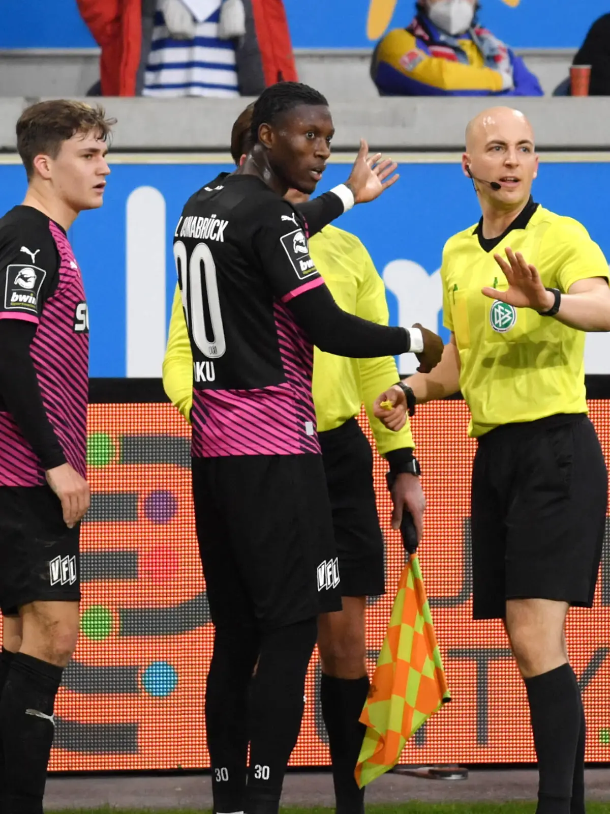 Spielabbruch in Duisburg wegen eines Rssistischem Vorfalls - Aaron Opoku, mitte, wird rassistisch beleidigt, rechts Schiedsrichter Nicolas Winter 19.12.2021, Fussball GER, Saison 2021 2022, 3. Liga, 20. Spieltag, MSV Duisburg - VfL Osnabrück, Foto: Maik Hölter/TEAM2sportphoto ***DFB regulations prohibit any use of photographs as image sequences and/or quasi-video.*** Duisburg Nordrhein Westfalen Deutschland *** Match abandoned in Duisburg because of a racist incident Aaron Opoku, center, is racially insulted, right referee Nicolas Winter 19 12 2021, Football GER, Season 2021 2022, 3 Liga, 20 Spieltag, MSV Duisburg VfL Osnabrück, Photo Maik Hölter TEAM2sportphoto DFB regulations prohibit any use of photographs as image sequences and or quasi video Duisburg Nordrhein Westfalen Germany Team2 