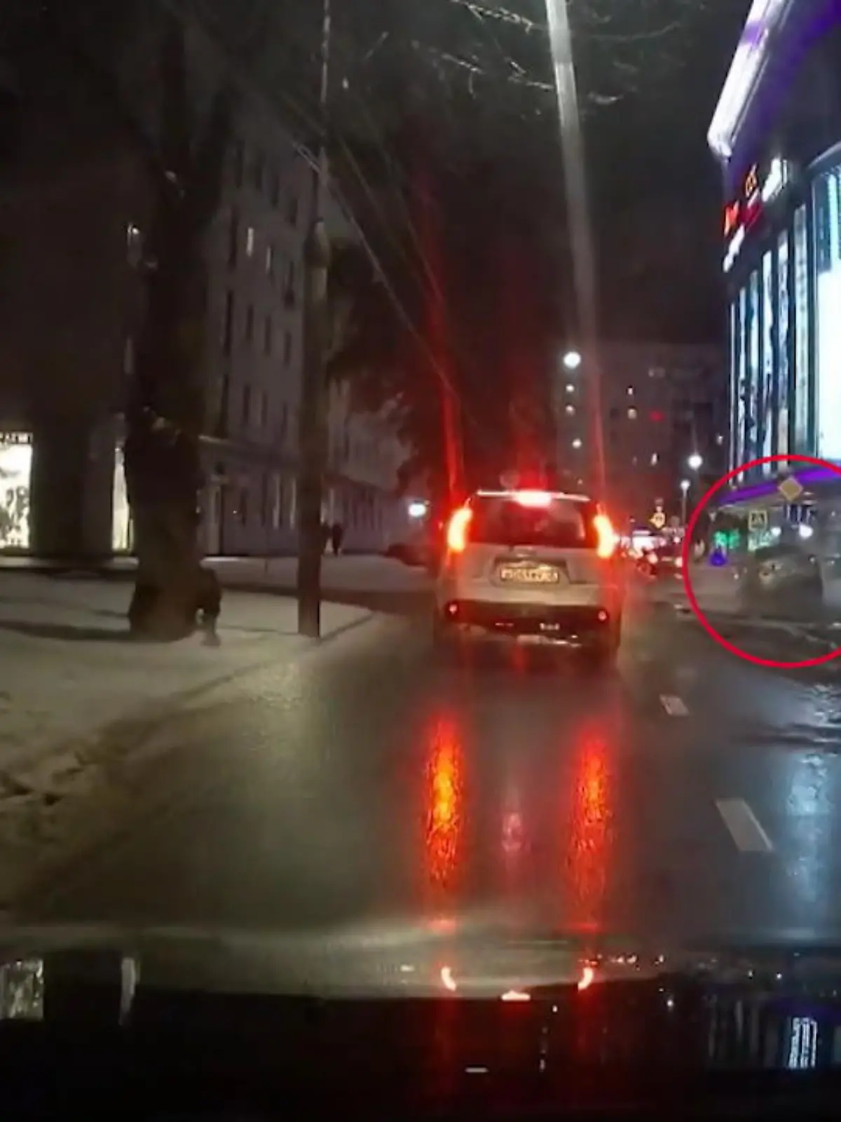 Im einen Moment fährt dieses AUto im Russischen Kursk auf der Straße, im nächsten Moment liegt es plötzlich darunter. Ein gigantisches Schlagloch? Fast! Wegen Bauarbeiten wurde die Stelle an der Straße aufgerissen und anschließend offenbar nicht abgesperrt.
