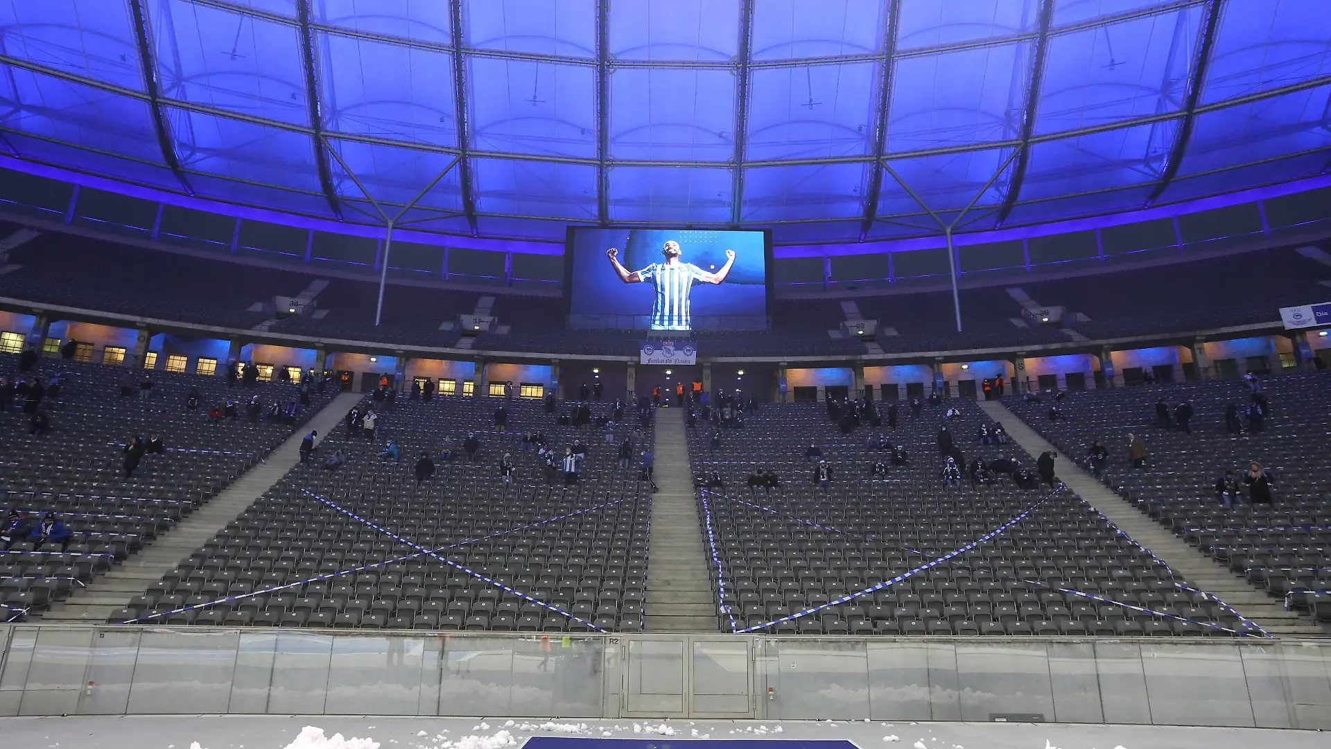 DEU, DFL, 1. FBL, Hertha BSC vs. Arminia Bielefeld, / 11.12.2021, Berliner Olympiastadion, Berlin, DEU, DFL, 1. FBL, Hertha BSC vs. Arminia Bielefeld, im Bild Hertha-BSC Fanblock teilweise gesperrt *** DEU, DFL, 1 FBL, Hertha BSC vs Arminia Bielefeld, 11 12 2021, Berliner Olympiastadion, Berlin, DEU, DFL, 1 FBL, Hertha BSC vs Arminia Bielefeld, pictured Hertha BSC fan block partially blocked. nordphotoxGmbHx/xEngler nph00076