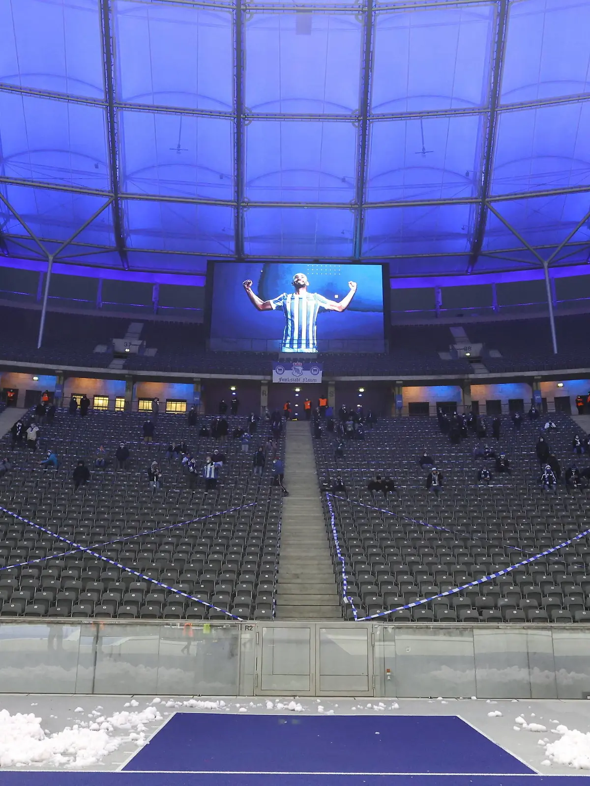  DEU, DFL, 1. FBL, Hertha BSC vs. Arminia Bielefeld, / 11.12.2021, Berliner Olympiastadion, Berlin, DEU, DFL, 1. FBL, Hertha BSC vs. Arminia Bielefeld, im Bild Hertha-BSC Fanblock teilweise gesperrt *** DEU, DFL, 1 FBL, Hertha BSC vs Arminia Bielefeld, 11 12 2021, Berliner Olympiastadion, Berlin, DEU, DFL, 1 FBL, Hertha BSC vs Arminia Bielefeld, pictured Hertha BSC fan block partially blocked. nordphotoxGmbHx/xEngler nph00076