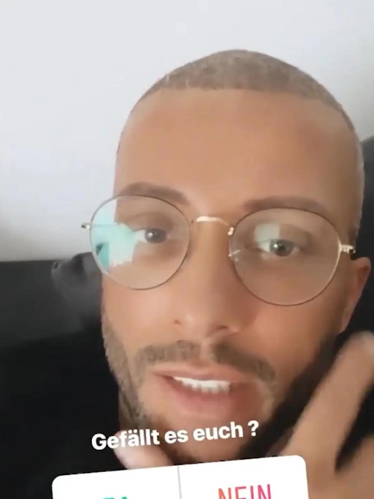 Echt oder nicht? Haare oder Haarteil? Das haben wir uns bei Domenico de Cicco schon lange gefragt. Seine Antwort war immer: Alles echt! Jetzt macht der Italo-Hesse reinen Tisch und unterzieht sich auch gleich einer Operation. Wie die Haartransplantation geklappt hat und was seine kleine Tochter dazu sagt, sehen Sie im Video oben.