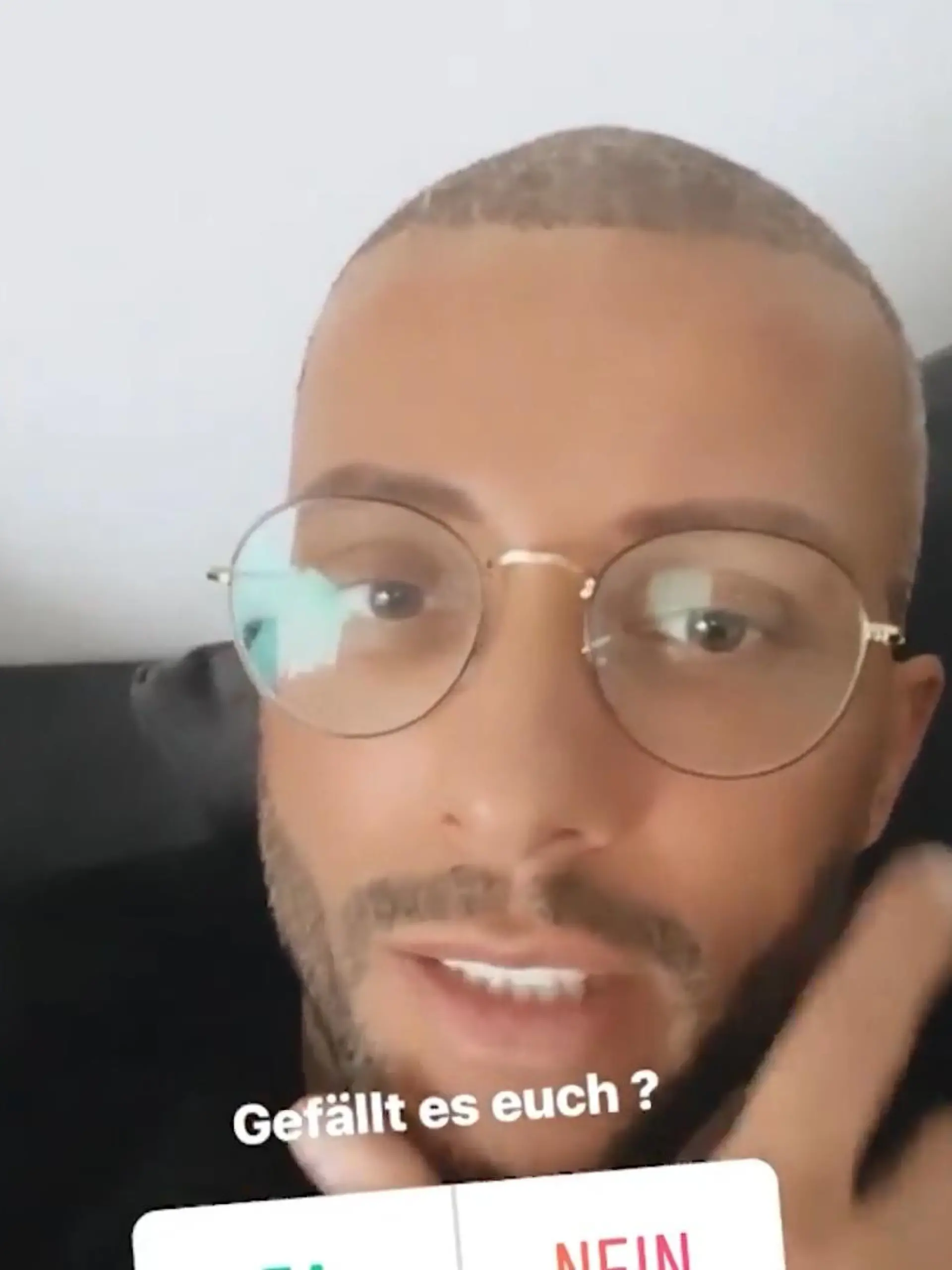 Echt oder nicht? Haare oder Haarteil? Das haben wir uns bei Domenico de Cicco schon lange gefragt. Seine Antwort war immer: Alles echt! Jetzt macht der Italo-Hesse reinen Tisch und unterzieht sich auch gleich einer Operation. Wie die Haartransplantation geklappt hat und was seine kleine Tochter dazu sagt, sehen Sie im Video oben.