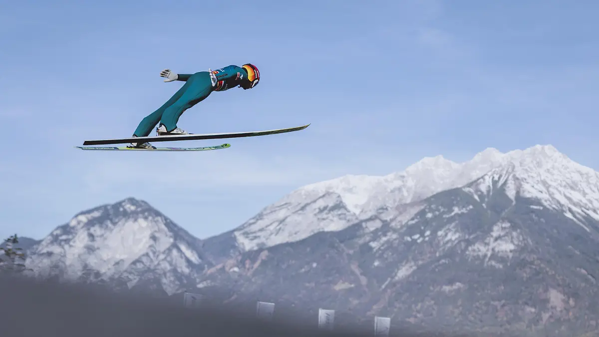 ABD0057_20211111 - INNSBRUCK - ÖSTERREICH: Philipp Aschenwald während einem öffentlichen Training der ÖSV-Skispringer am Donnerstag, 11. November 2021 am Bergisel in Innsbruck. - FOTO: APA/EXPA/JFK - 20211111_PD3626