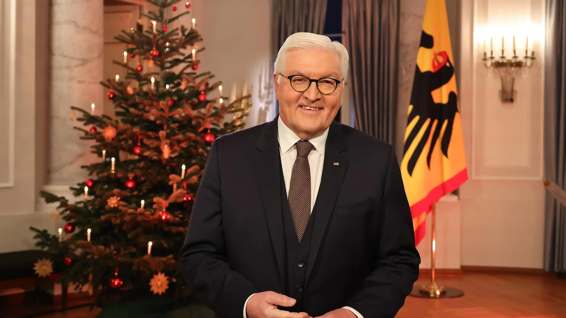 Bundespraesident im Schloss 22.12.2021, Germany, Berlin, Bundespraesidalamt Schloss Bellevue, Weihnachtsansprache des Bundespraesidenten Frank-Walter Steinmeier im Schloss Bellevue, Berlin Berlin Germany *** German President at the Bellevue Palace 22 12 2021, Germany, Berlin, Federal Presidents Office Bellevue Palace, Christmas speech of the German President Frank Walter Steinmeier at the Bellevue Palace, Berlin Berlin Germany