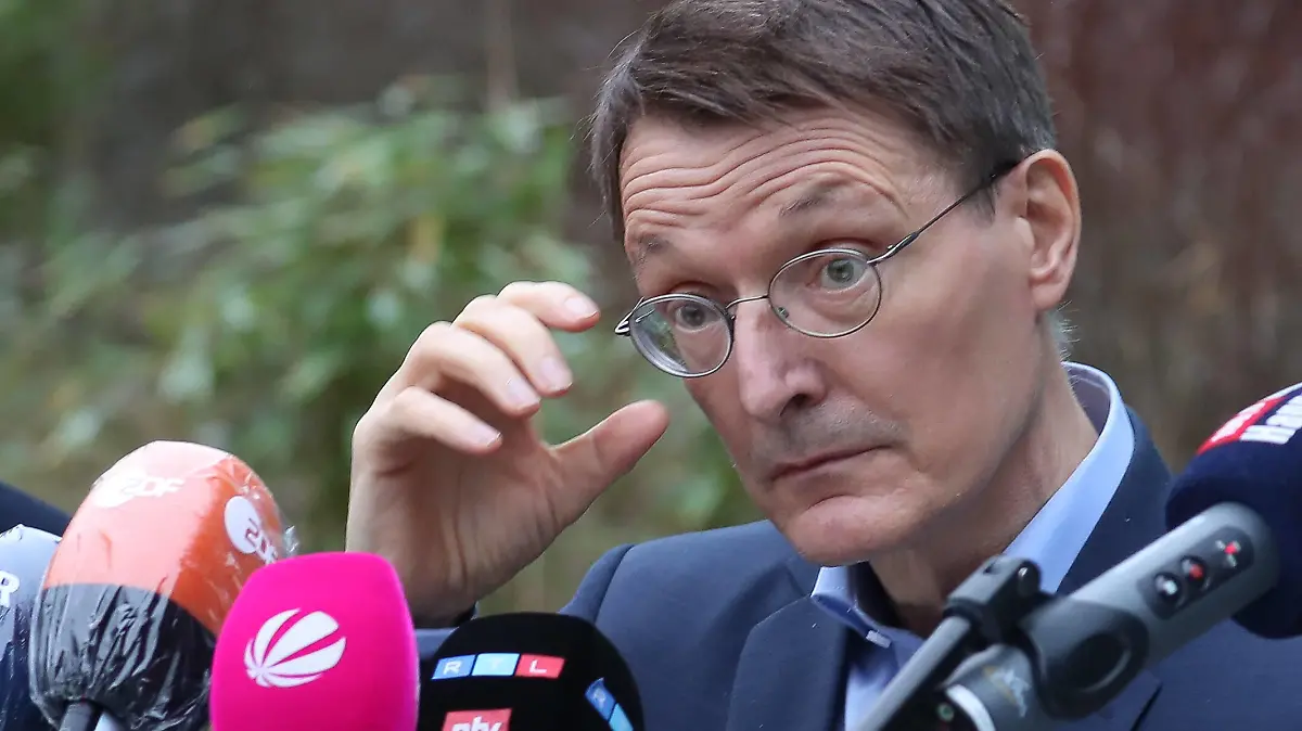 News Themen der Woche KW50 Niedersachsen, Hannover: Karl Lauterbach r, SPD, Bundesminister für Gesundheit, besucht das Impfzentrum im früheren Regenwald-Panorama am Erlebnis-Zoo Hannover und impft die 10 Jährige Frida *** Lower Saxony, Hanover Karl Lauterbach r, SPD , Federal Minister of Health, visits the vaccination centre in the former Rainforest Panorama at the Hanover Adventure Zoo and vaccinates 10-year-old Frida