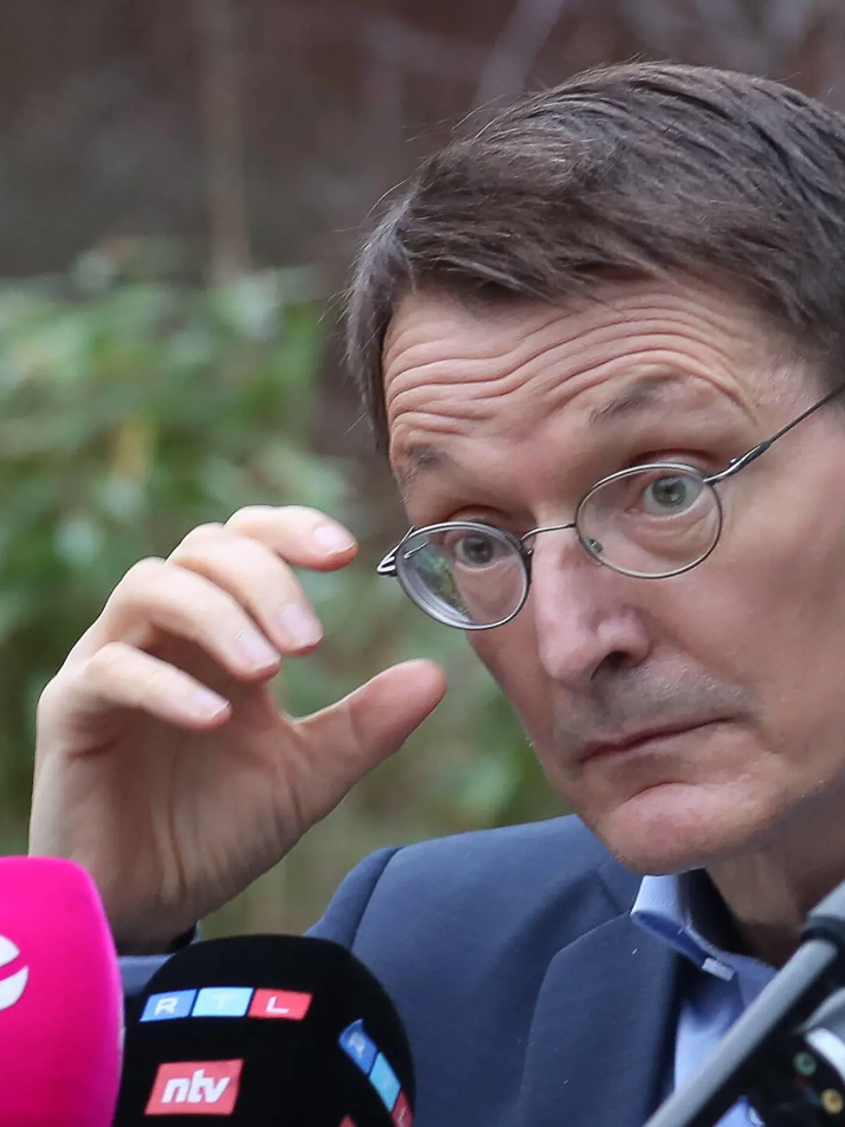 News Themen der Woche KW50 Niedersachsen, Hannover: Karl Lauterbach r, SPD, Bundesminister für Gesundheit, besucht das Impfzentrum im früheren Regenwald-Panorama am Erlebnis-Zoo Hannover und impft die 10 Jährige Frida *** Lower Saxony, Hanover Karl Lauterbach r, SPD , Federal Minister of Health, visits the vaccination centre in the former Rainforest Panorama at the Hanover Adventure Zoo and vaccinates 10-year-old Frida