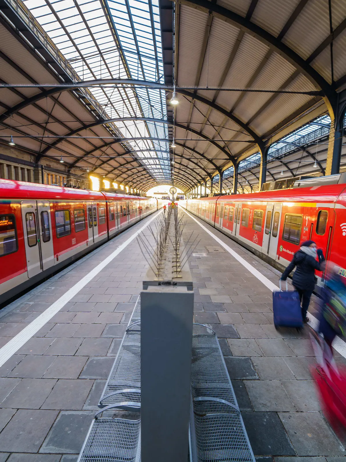 22.12.2021, Hessen, Wiesbaden: Bahnreisende gehen zu ihren Zügen. Seit den frühen Morgenstunden fahren S-Bahnen, Regionalzüge von Bahn, Vias und der HLB wieder fahrplanmäßig über die Haupttrasse in die Landeshauptstadt. Seit Mitte Juni 2021 war der Bahnhof nahezu stillgelegt. Die Fahrbahn der maroden Salzbachtalbrücke war absackt, Betonteile fielen auf die darunterliegende Bahnstrecke und der Zugverkehr musste auf diesem Abschnitt eingestellt werden. Foto: Andreas Arnold/dpa +++ dpa-Bildfunk +++