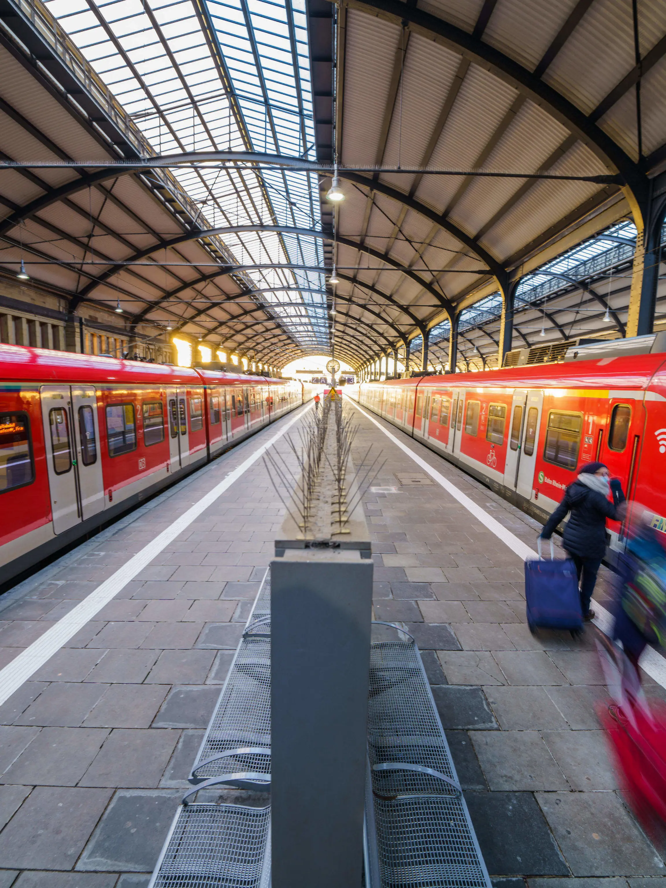 22.12.2021, Hessen, Wiesbaden: Bahnreisende gehen zu ihren Zügen. Seit den frühen Morgenstunden fahren S-Bahnen, Regionalzüge von Bahn, Vias und der HLB wieder fahrplanmäßig über die Haupttrasse in die Landeshauptstadt. Seit Mitte Juni 2021 war der Bahnhof nahezu stillgelegt. Die Fahrbahn der maroden Salzbachtalbrücke war absackt, Betonteile fielen auf die darunterliegende Bahnstrecke und der Zugverkehr musste auf diesem Abschnitt eingestellt werden. Foto: Andreas Arnold/dpa +++ dpa-Bildfunk +++
