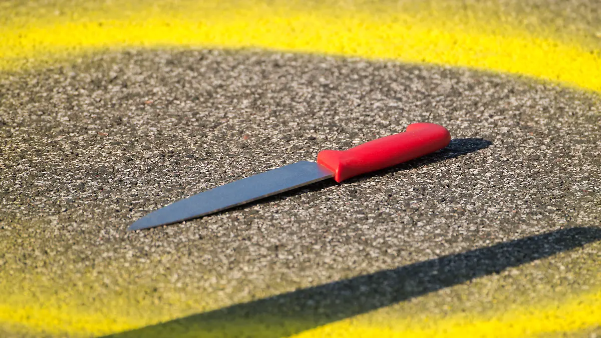 ARCHIV - 20.04.2018, Hamburg: Ein Messer liegt an einem Tatort auf dem Boden. (zu dpa «Justizministerium: Strafrahmen für Messerangriffe ausreichend») Foto: Daniel Bockwoldt/dpa +++ dpa-Bildfunk +++