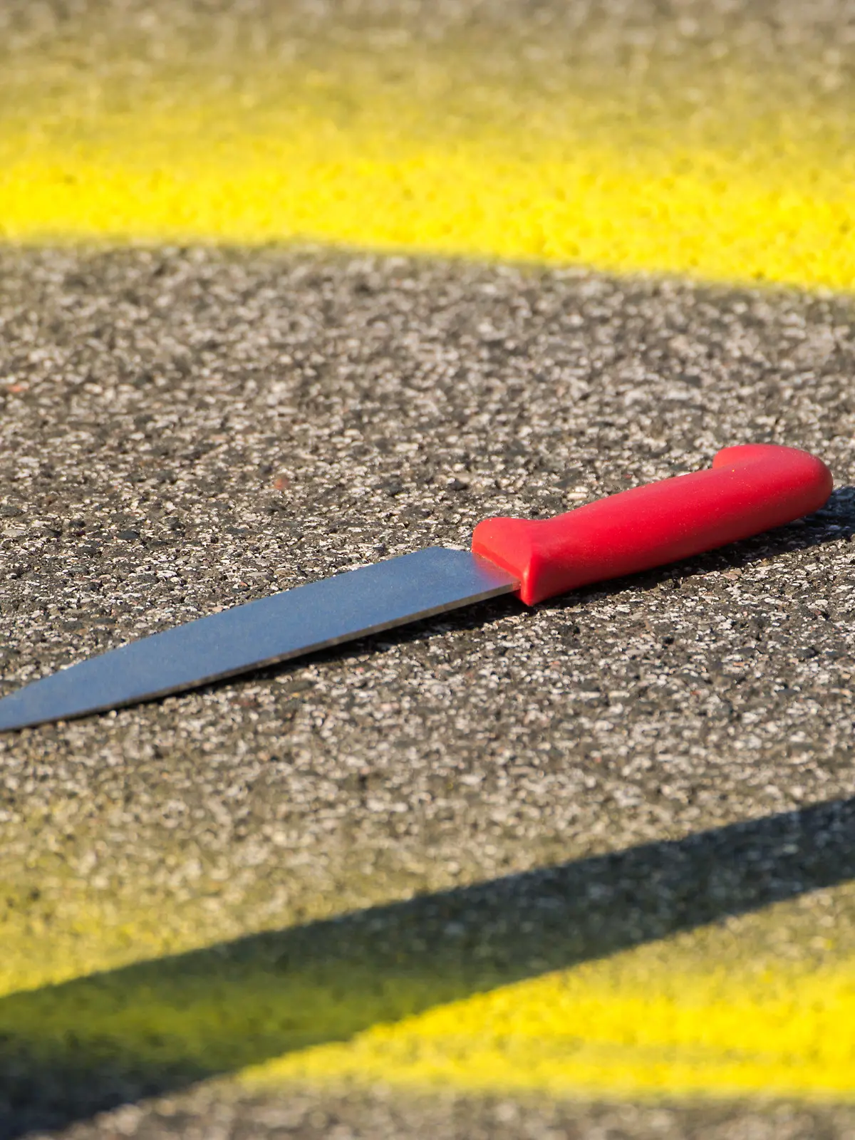 ARCHIV - 20.04.2018, Hamburg: Ein Messer liegt an einem Tatort auf dem Boden. (zu dpa «Justizministerium: Strafrahmen für Messerangriffe ausreichend») Foto: Daniel Bockwoldt/dpa +++ dpa-Bildfunk +++