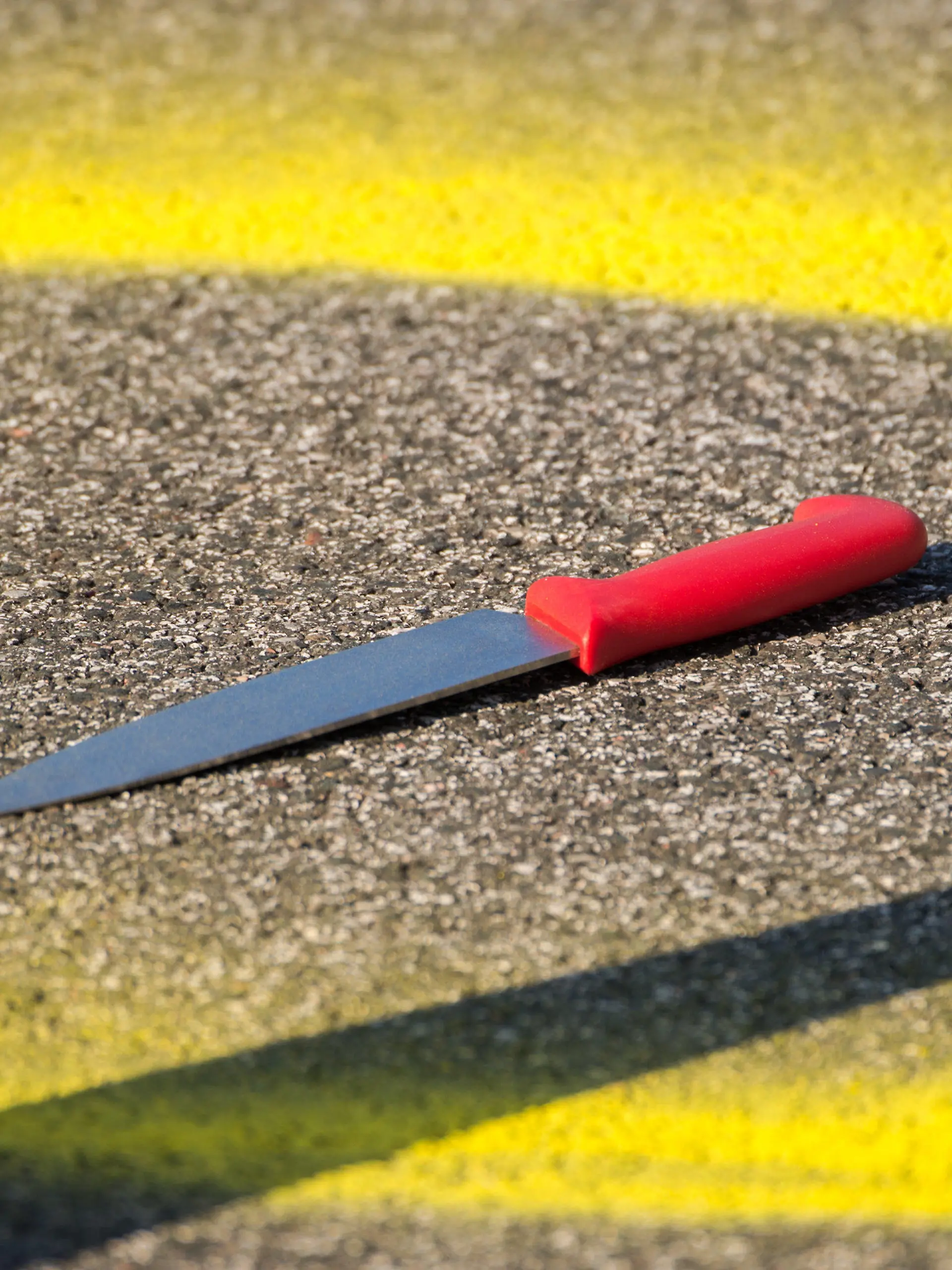 ARCHIV - 20.04.2018, Hamburg: Ein Messer liegt an einem Tatort auf dem Boden. (zu dpa «Justizministerium: Strafrahmen für Messerangriffe ausreichend») Foto: Daniel Bockwoldt/dpa +++ dpa-Bildfunk +++
