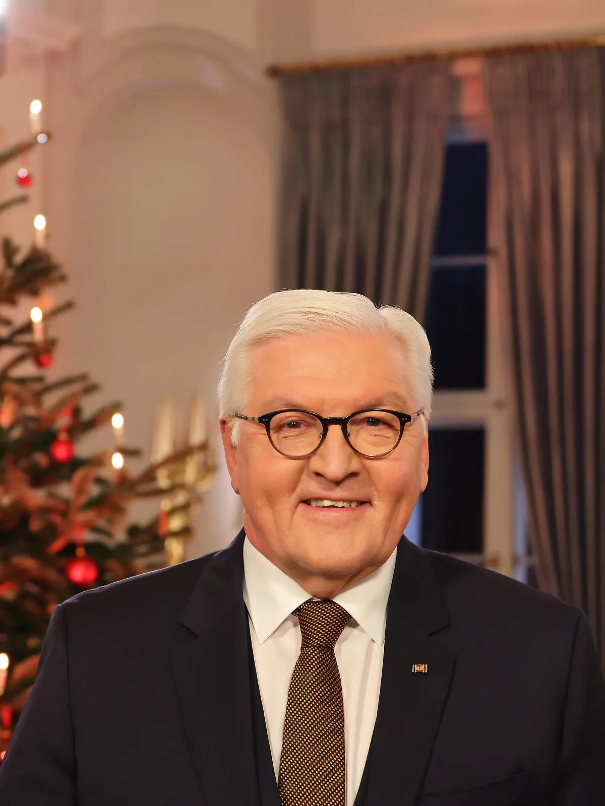  Bundespraesident im Schloss 22.12.2021, Germany, Berlin, Bundespraesidalamt Schloss Bellevue, Weihnachtsansprache des Bundespraesidenten Frank-Walter Steinmeier im Schloss Bellevue, Berlin Berlin Germany *** German President at the Bellevue Palace 22 12 2021, Germany, Berlin, Federal Presidents Office Bellevue Palace, Christmas speech of the German President Frank Walter Steinmeier at the Bellevue Palace, Berlin Berlin Germany