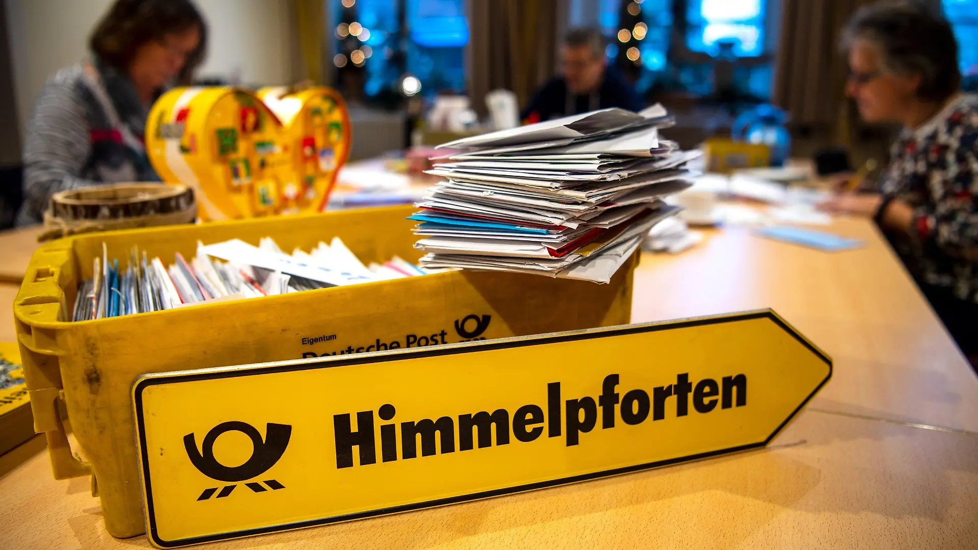 25.11.2021, Niedersachsen, Himmelpforten: Helfer im Christkindpostamt beantworten die Wunschzettel und Briefe der Kinder an das Weihnachtspostamt. In den drei Weihnachtspostämtern in Niedersachsen haben die ehrenamtlichen Helfer diese Woche mit dem Beantworten der Briefe begonnen. (zu dpa "Weihnachtspostämter in Niedersachsen beantworten Kinderbriefe") Foto: Sina Schuldt/dpa +++ dpa-Bildfunk +++