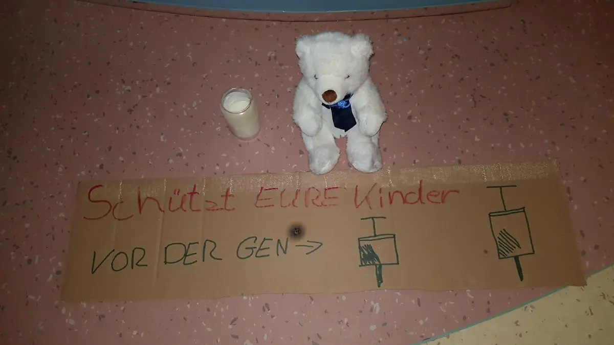 Dieser Teddy wurde vor der Tür des Kinderarztes abgelegt.