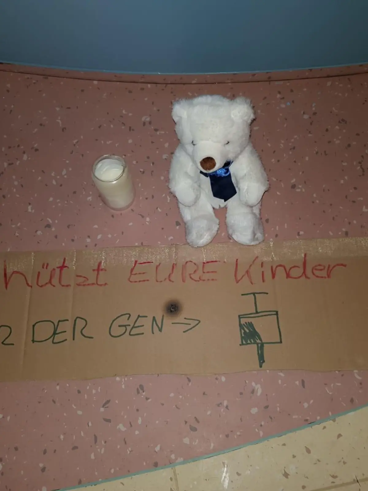 Dieser Teddy wurde vor der Tür des Kinderarztes abgelegt.